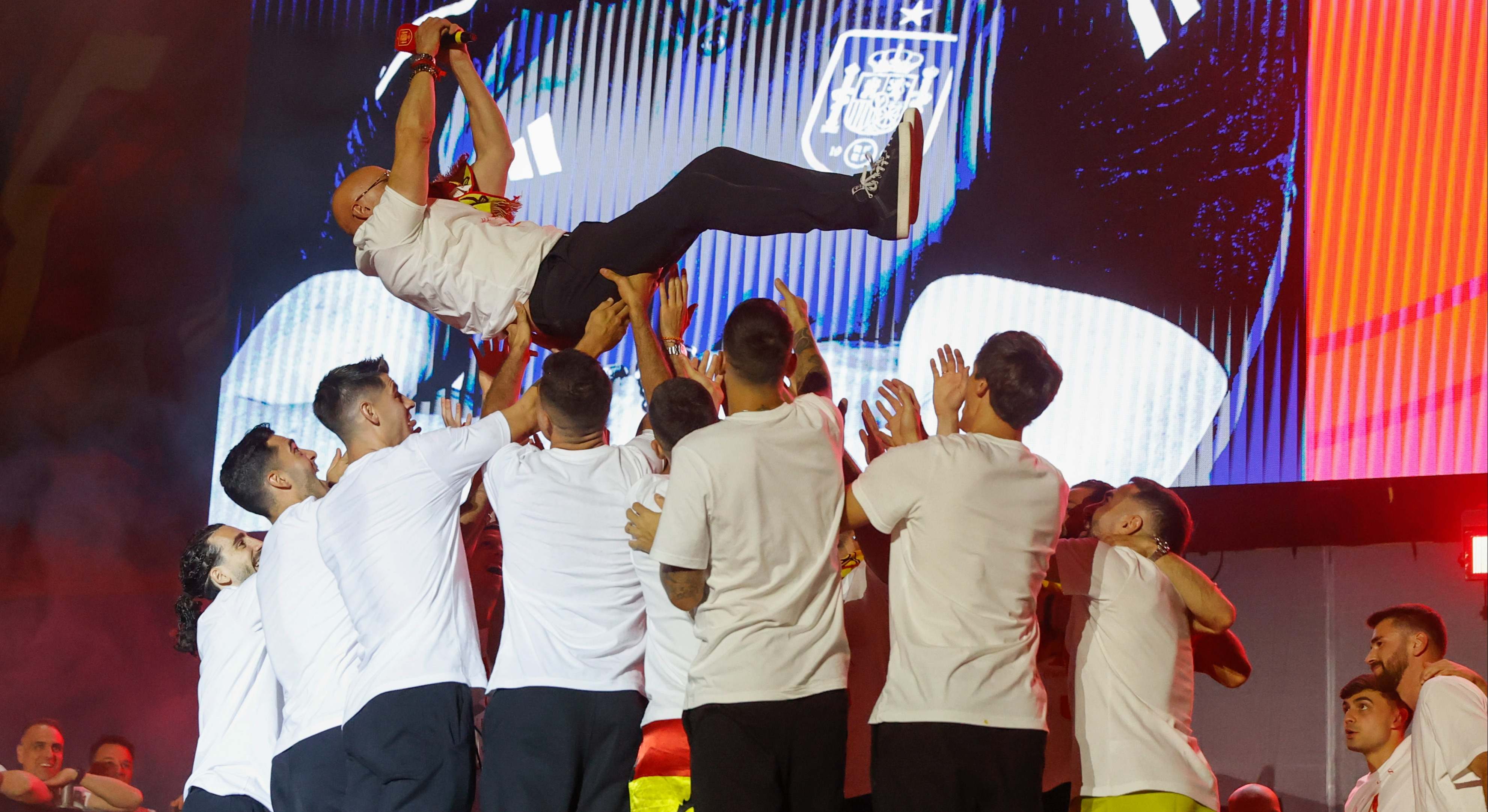 Jugadores de la selección española celebrando la victoria.