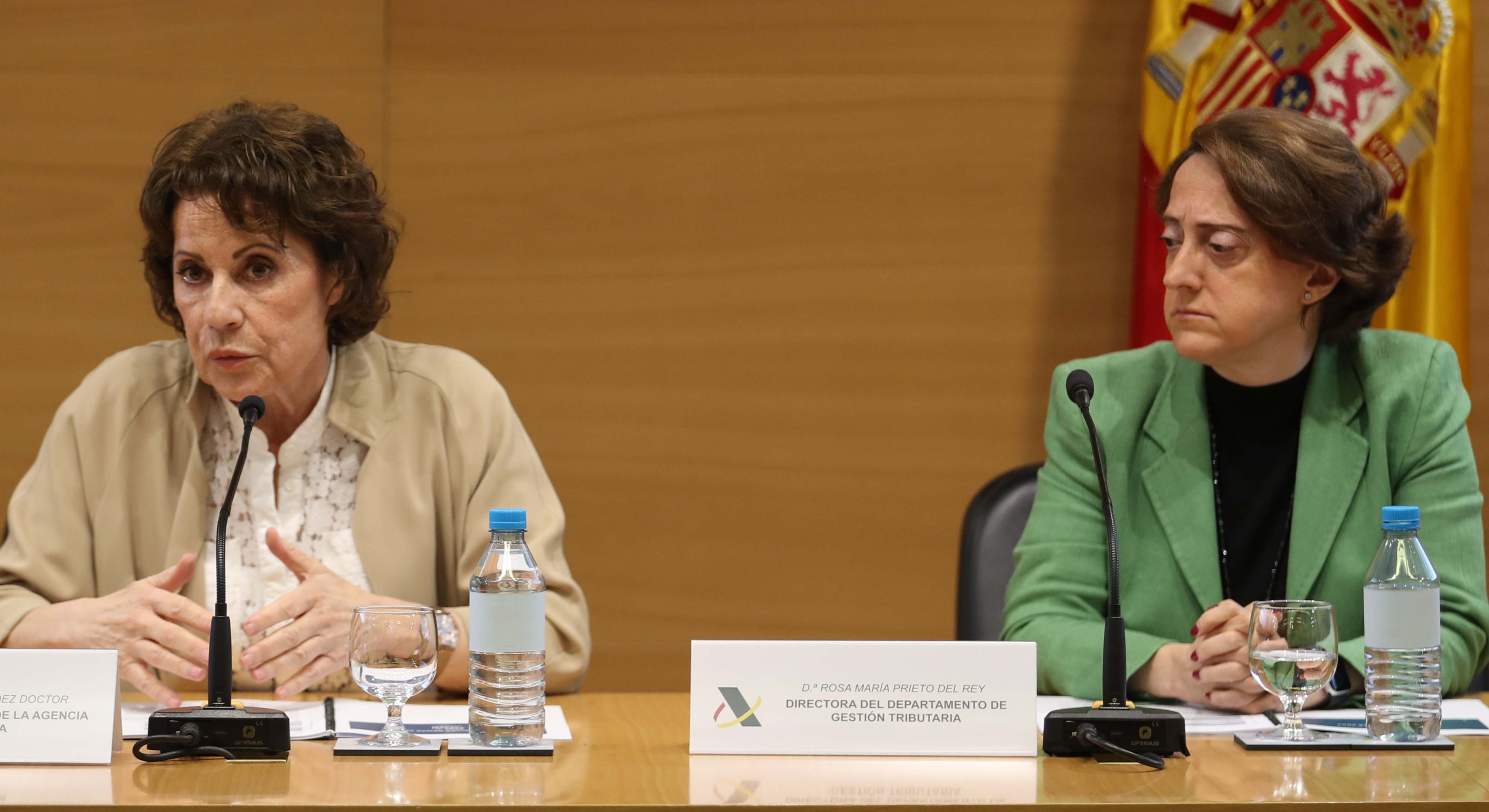 La directora general de la Agencia Estatal de Administración Tributaria, Soledad Fernández (i) y la directora del Departamento de Gestión, Rosa Prieto (d)