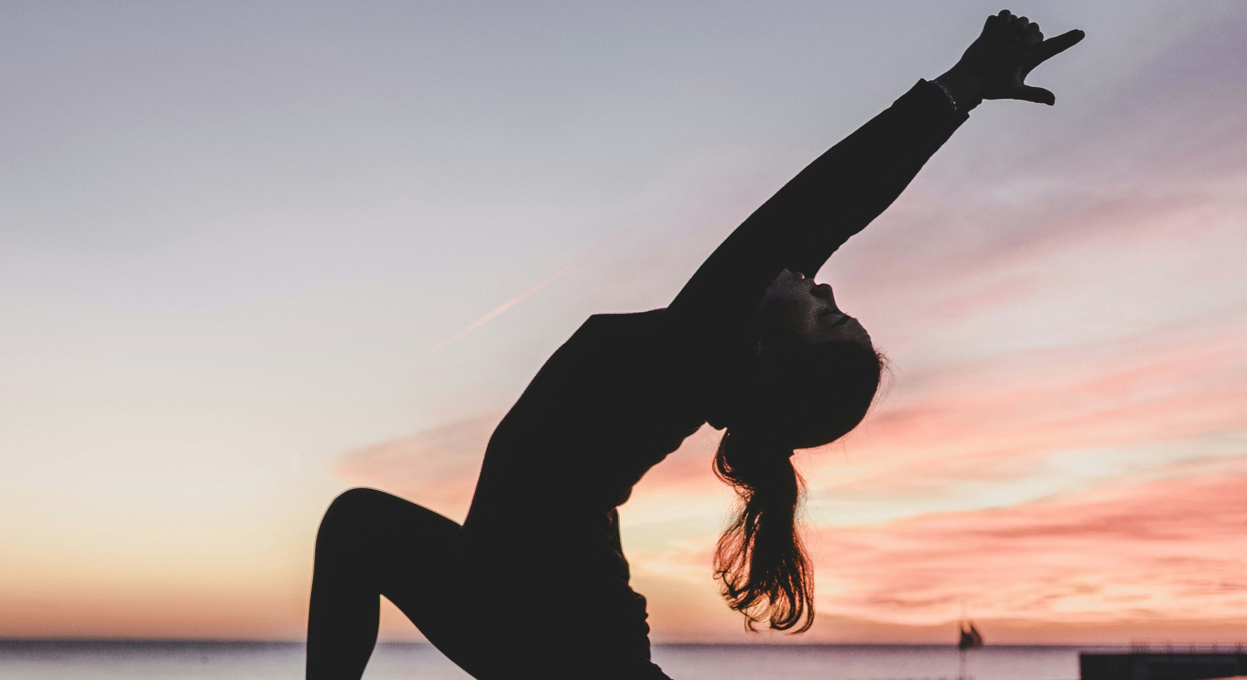 Una mujer practica deporte con unas vistas inmejorables