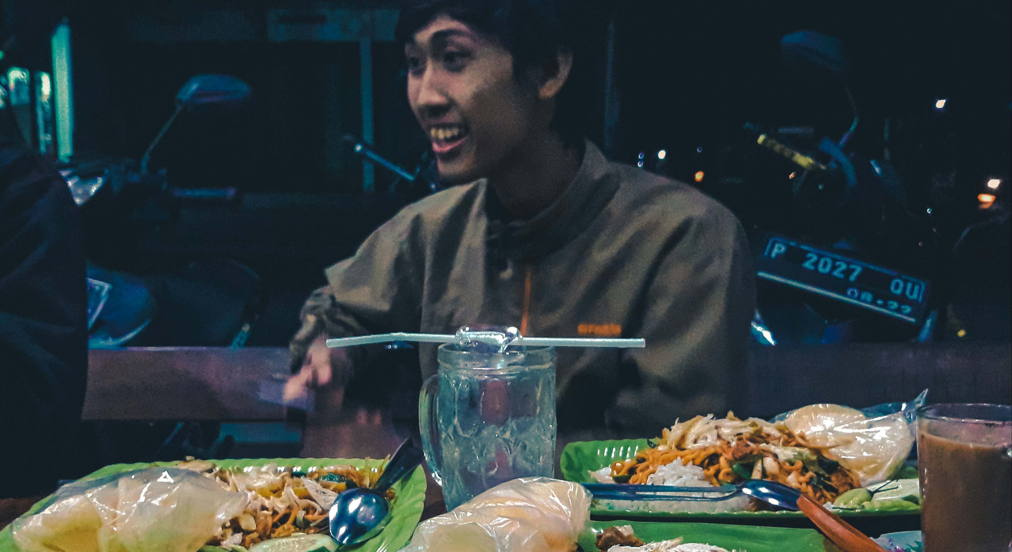 Una persona cena en un restaurante