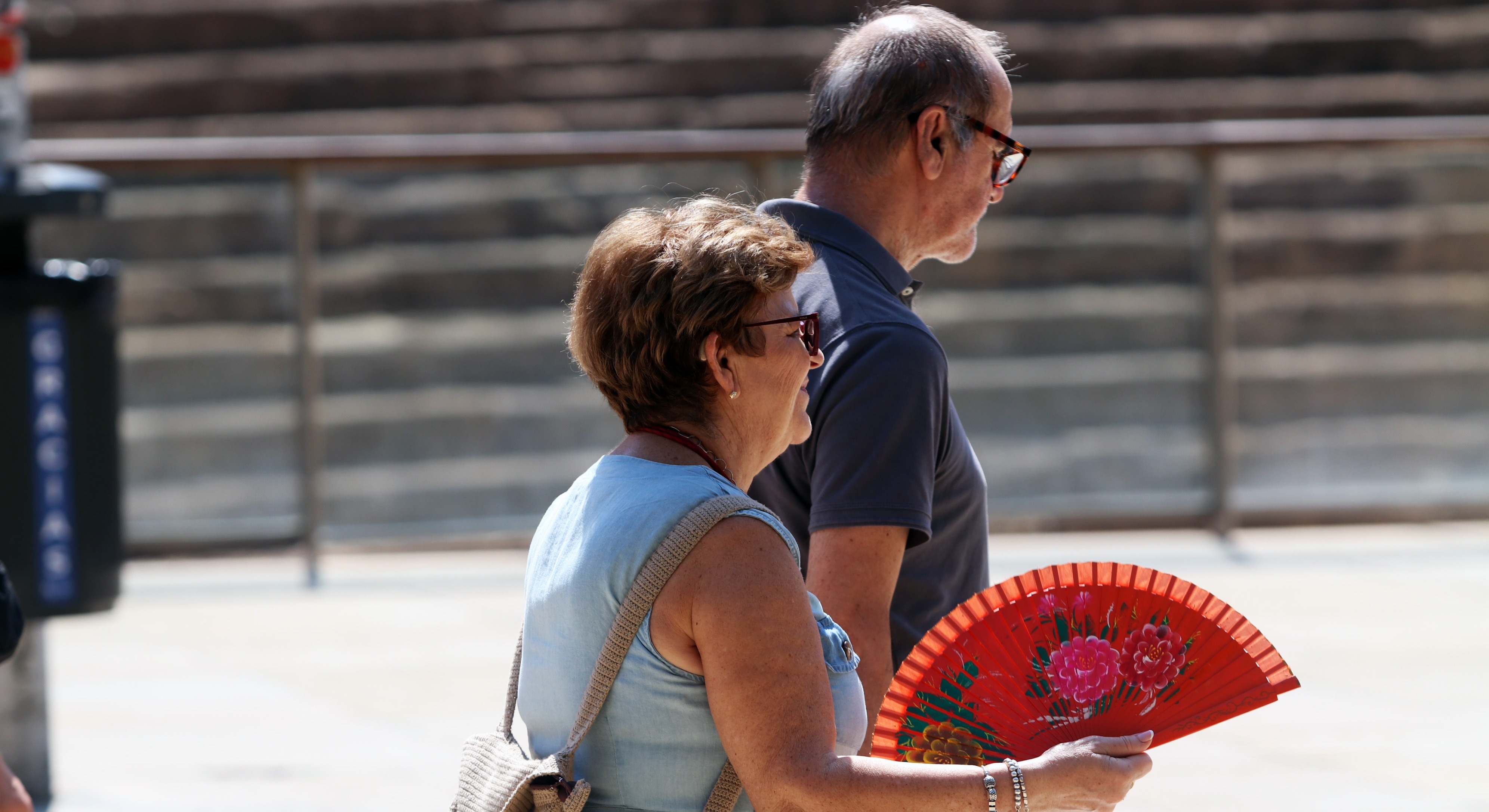Dos personas se intentan refugiar del calor en Málaga.