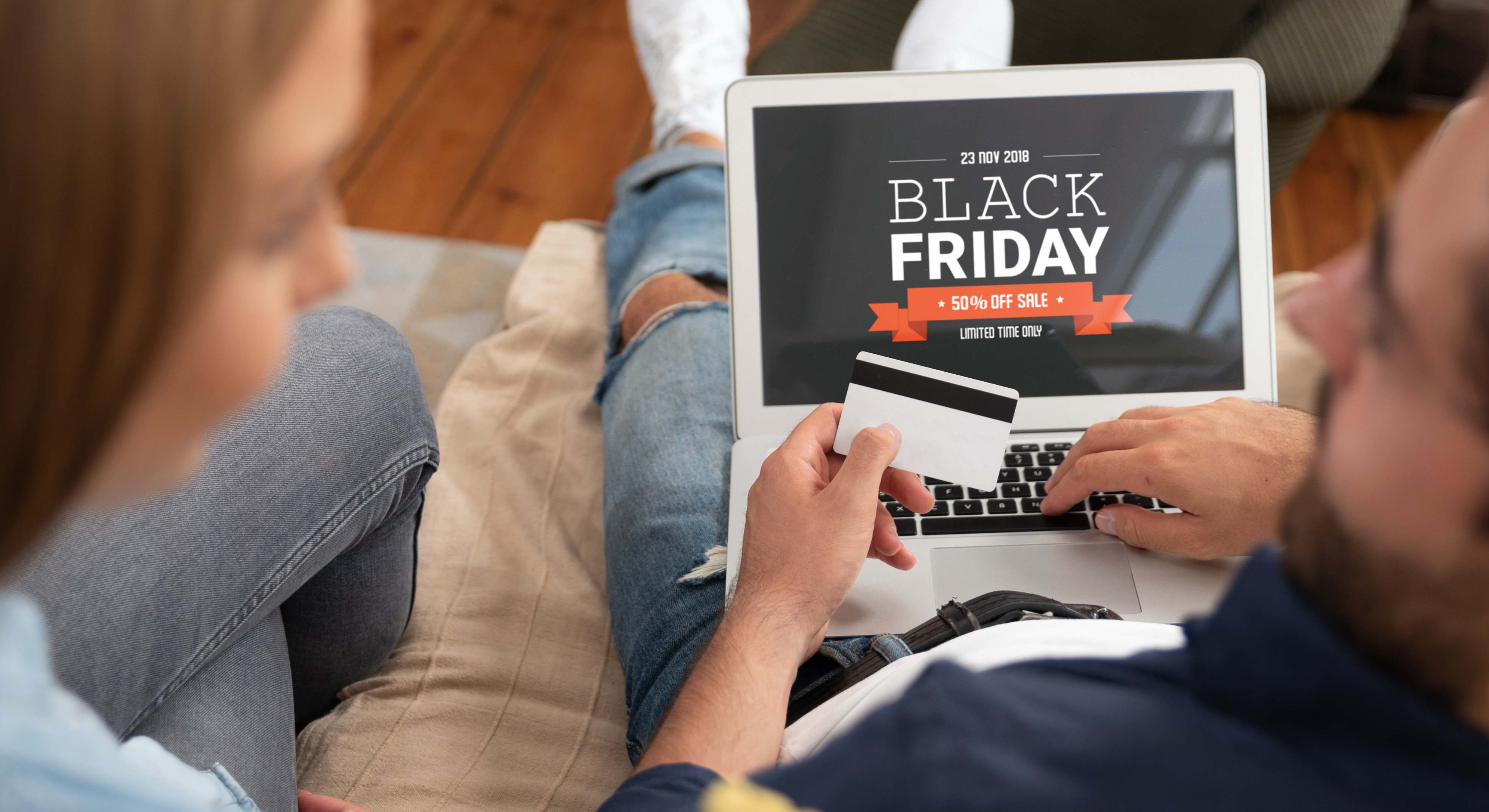 Una pareja hace compras en el Black Friday con tarjeta. / Foto: iStock