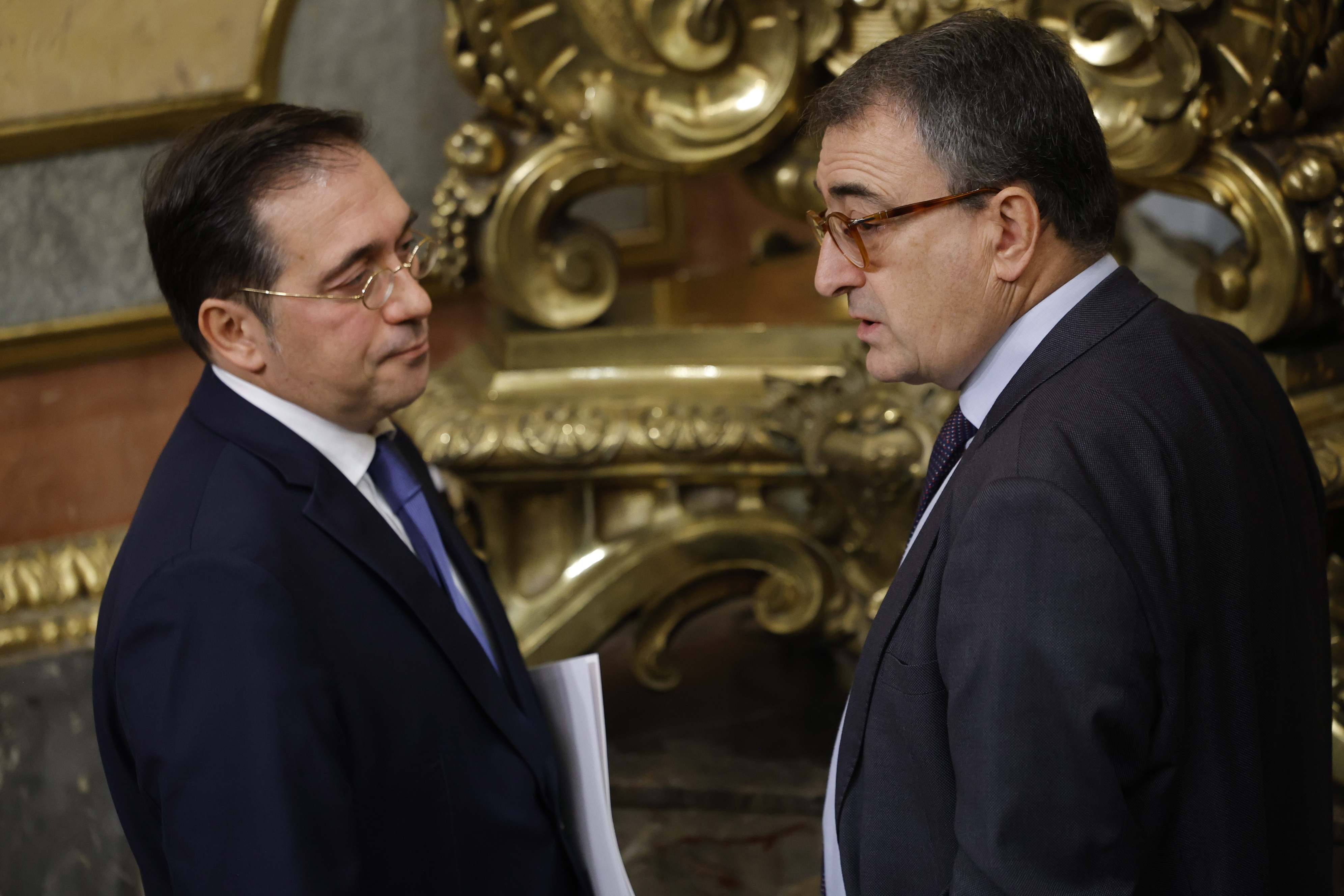 El ministro de Asuntos Exteriores, Unión Europea y Cooperación, José Manuel Albares y el portavoz del PNV en el Congreso, Aitor Esteban.