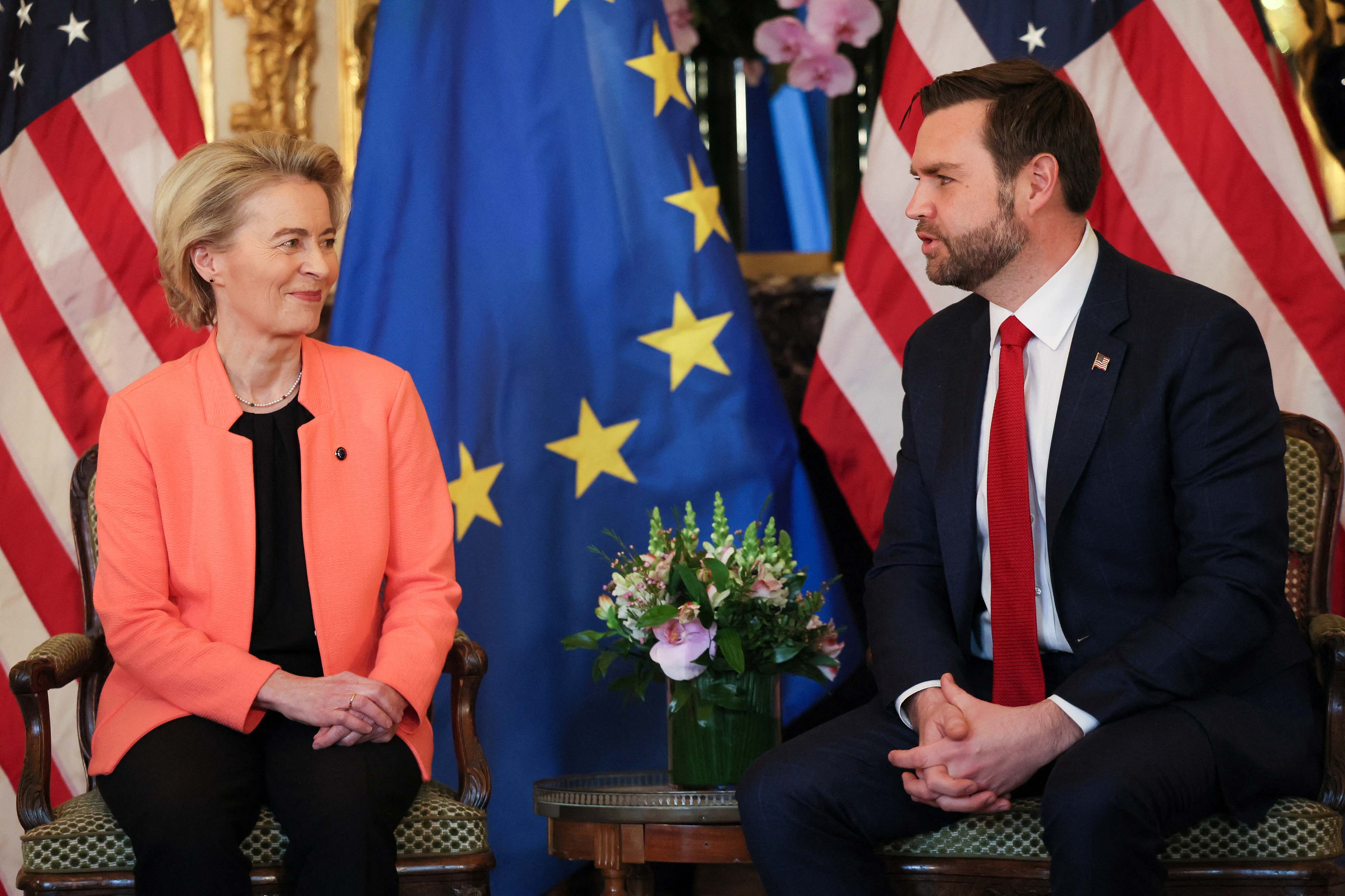 La presidenta de la Comisión Europea, Ursula von der Leyen y el vicepresidente estadounidense JD Vance