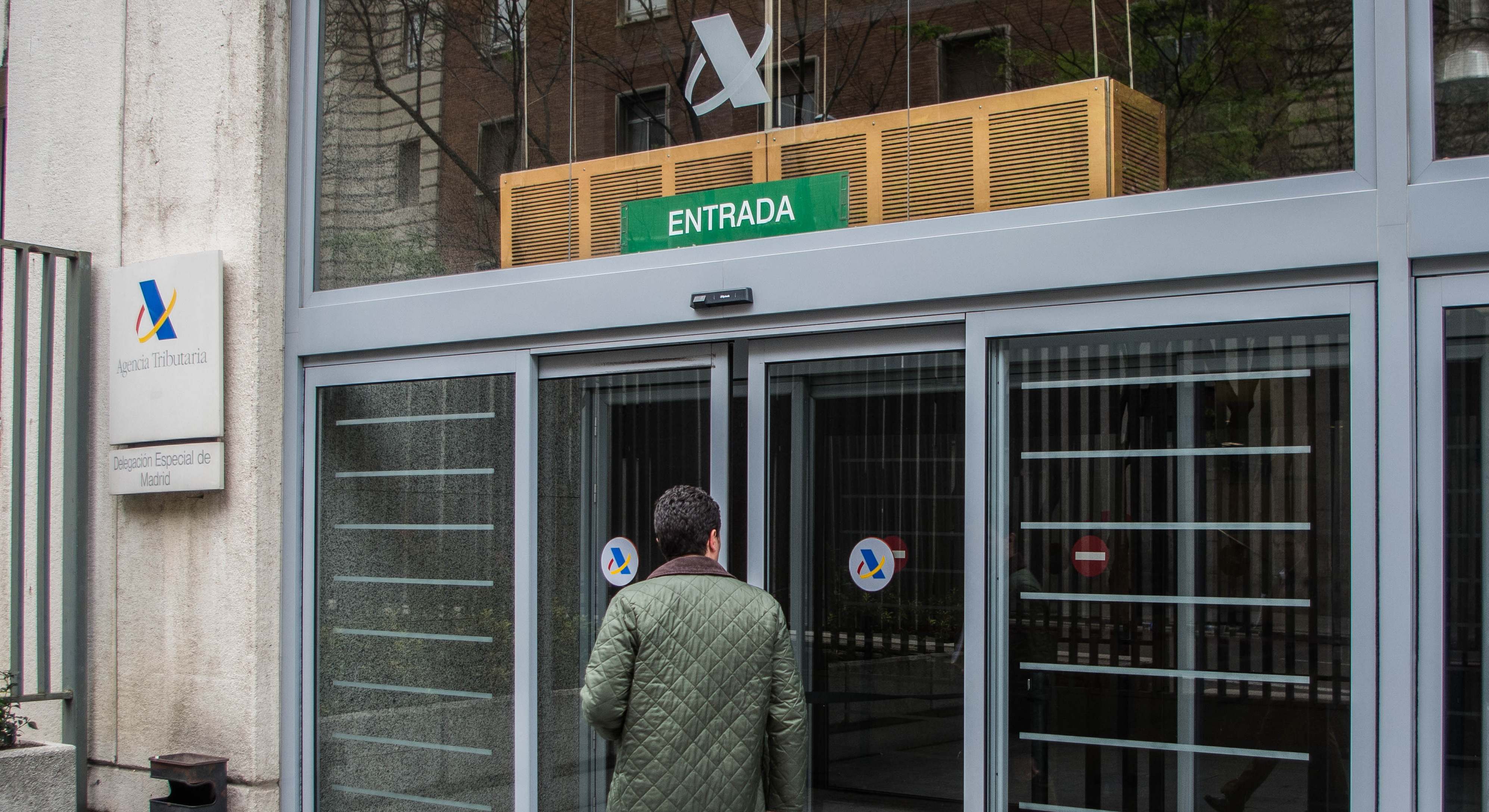 Un hombre entra a una delegación de la Agencia Tributaria