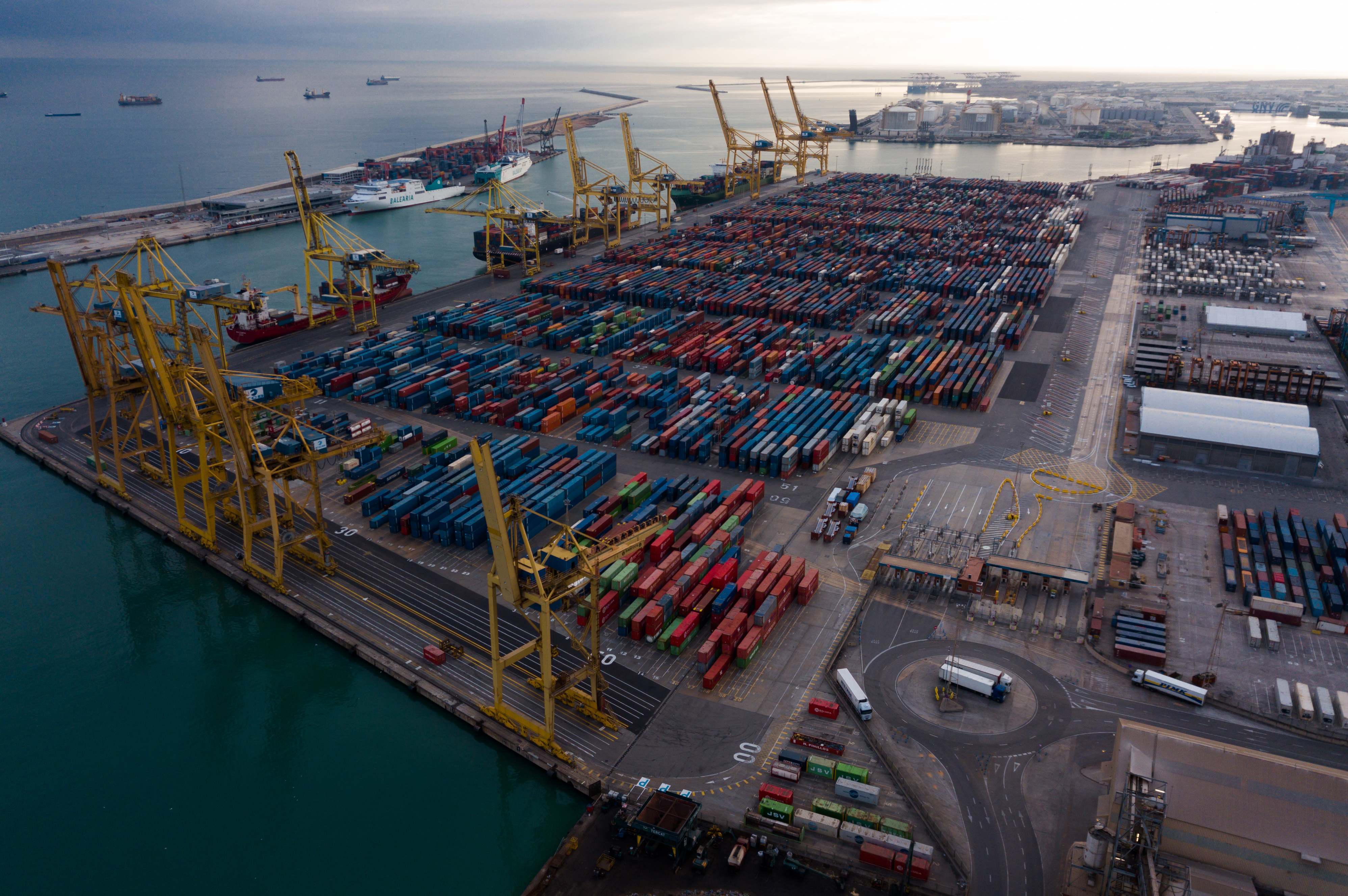 Contenedores en el Puerto de Barcelona. EE