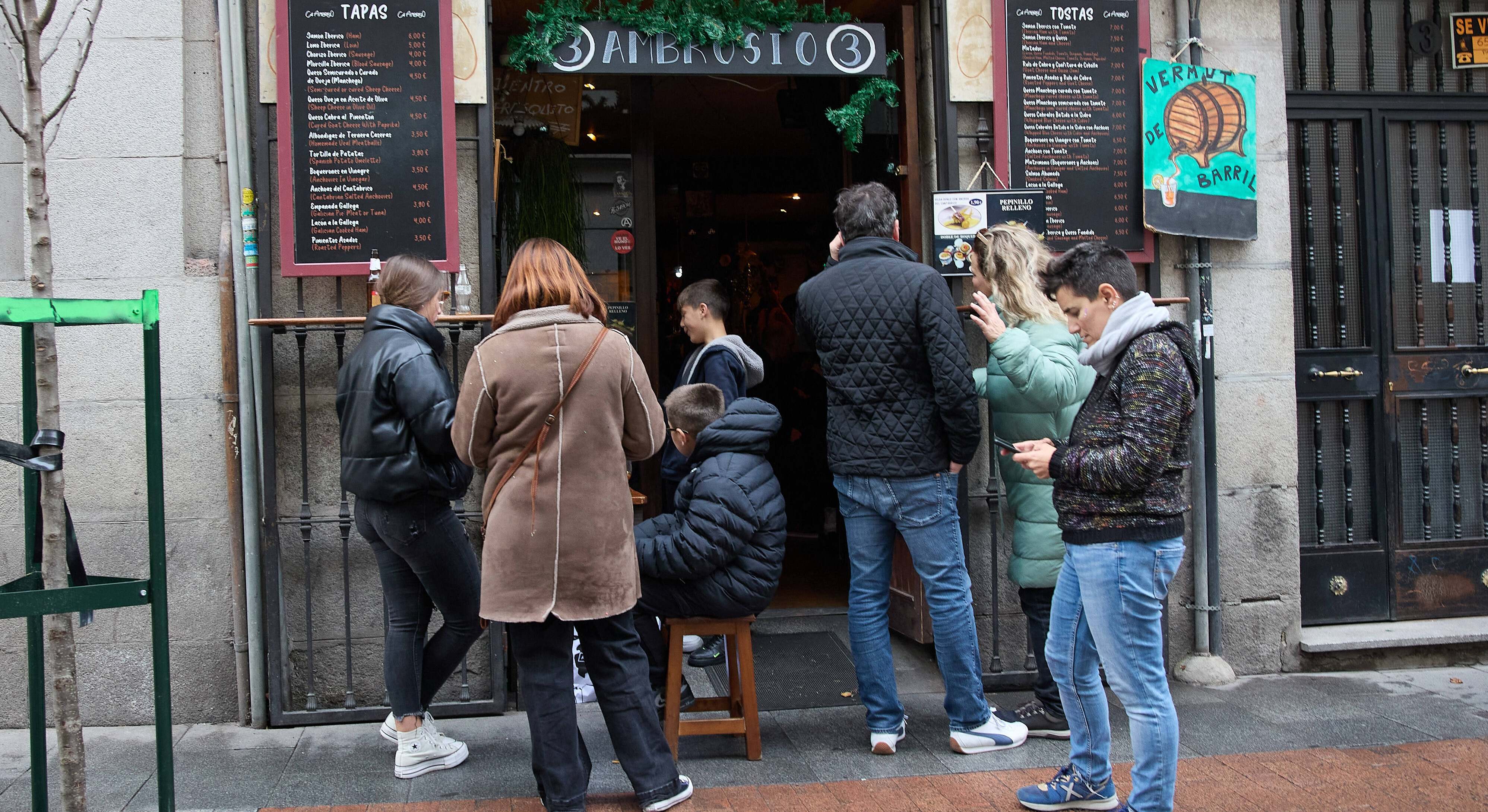 Varias personas toman el aperitivo en un bar del centro de Madrid. / Foto: EP