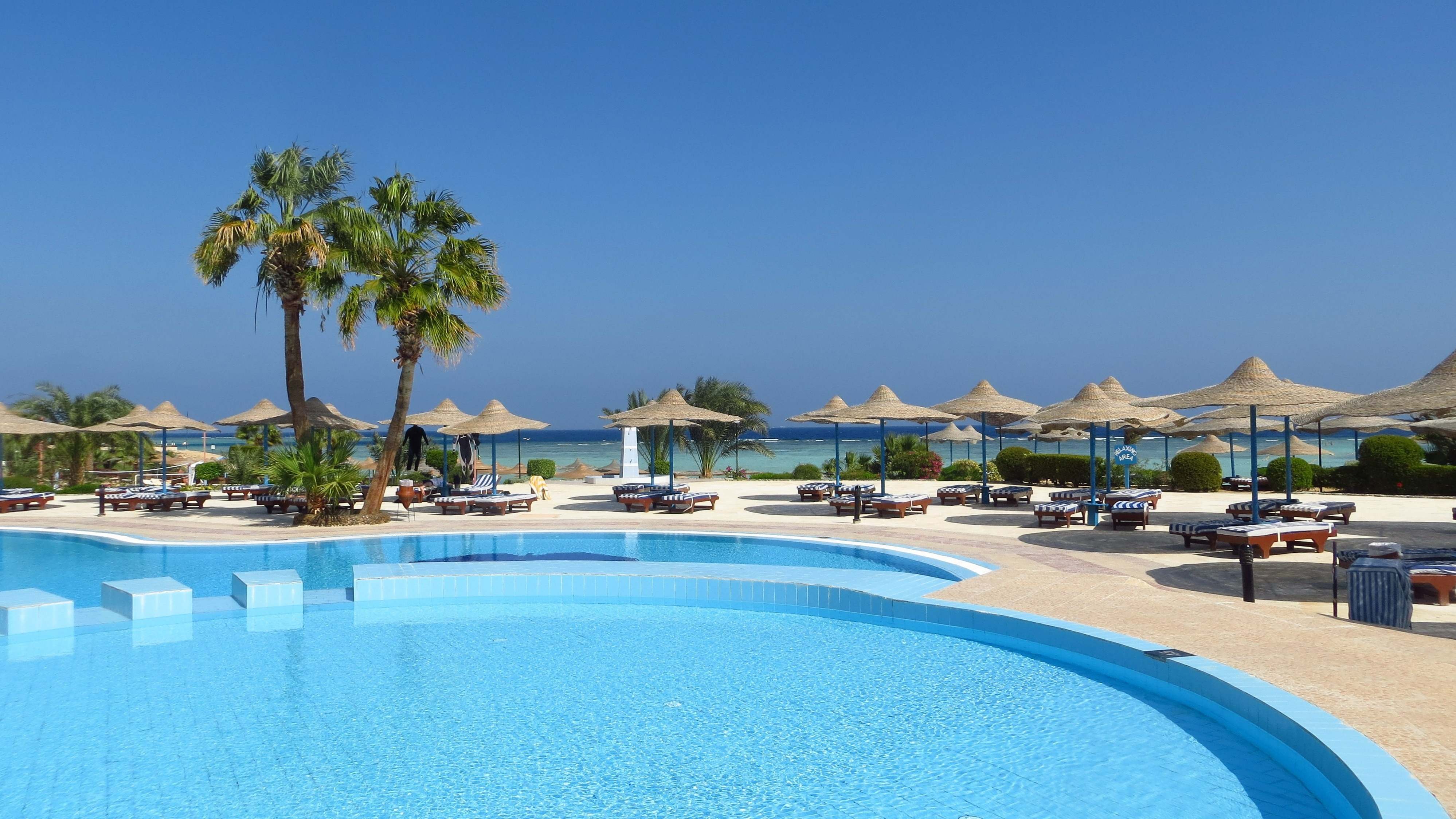 Piscina de un hotel junto al mar