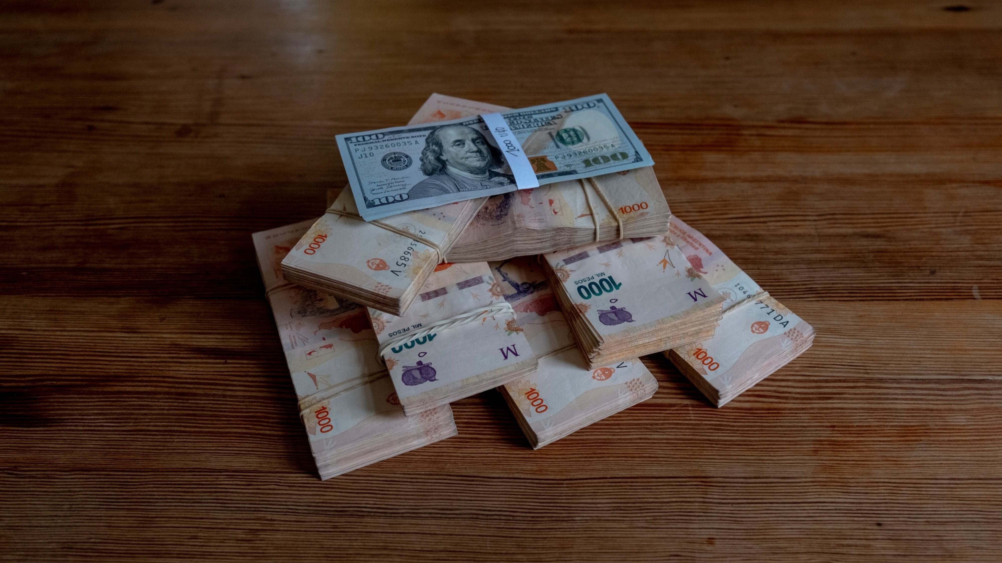 billetes peso dólar argentina buenos aires