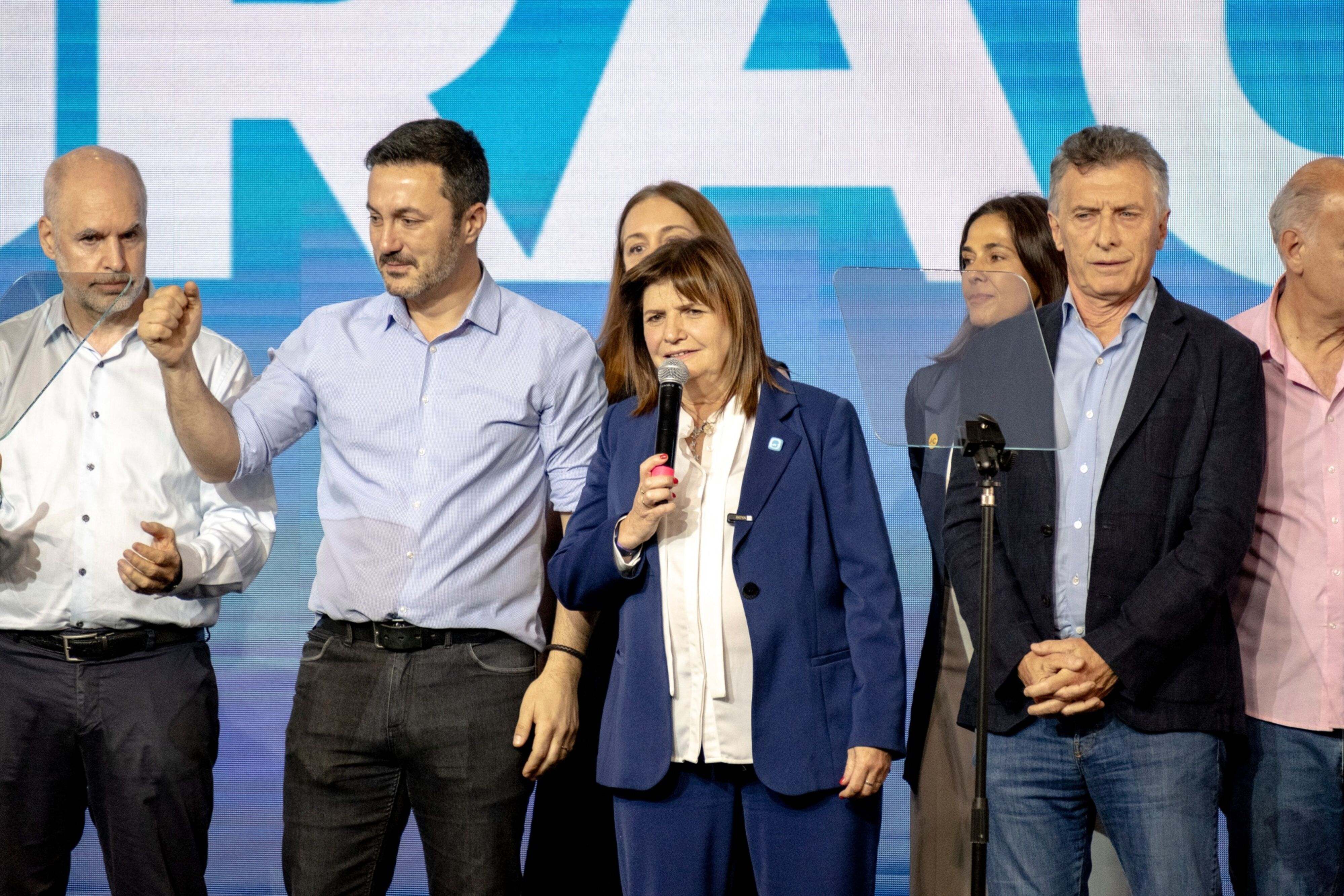Patricia Bullrich (centro) y Mauricio Macri (derecha), en su derrota electoral.