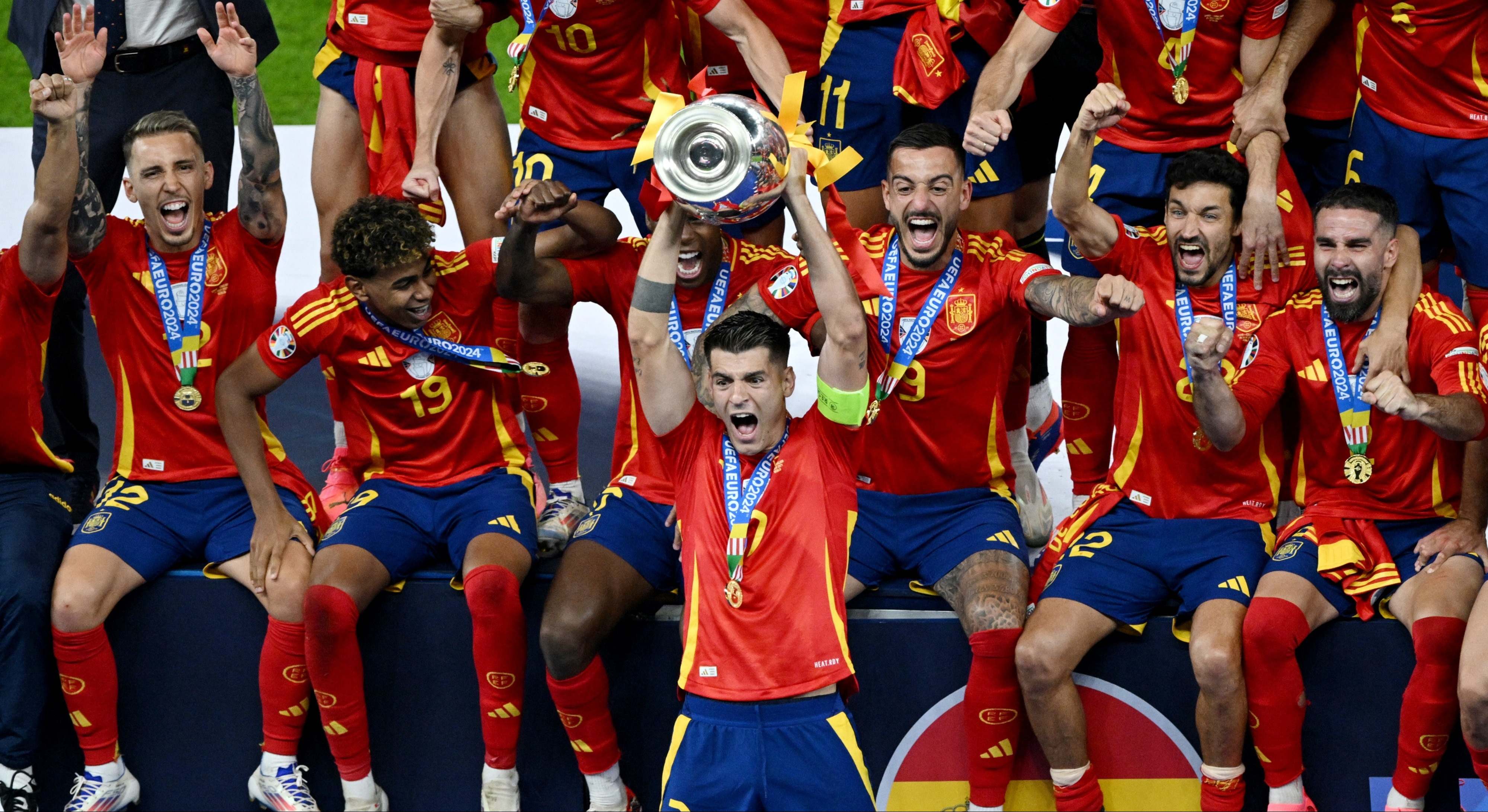 Álvaro Morata levanta el título de la Eurocopa.