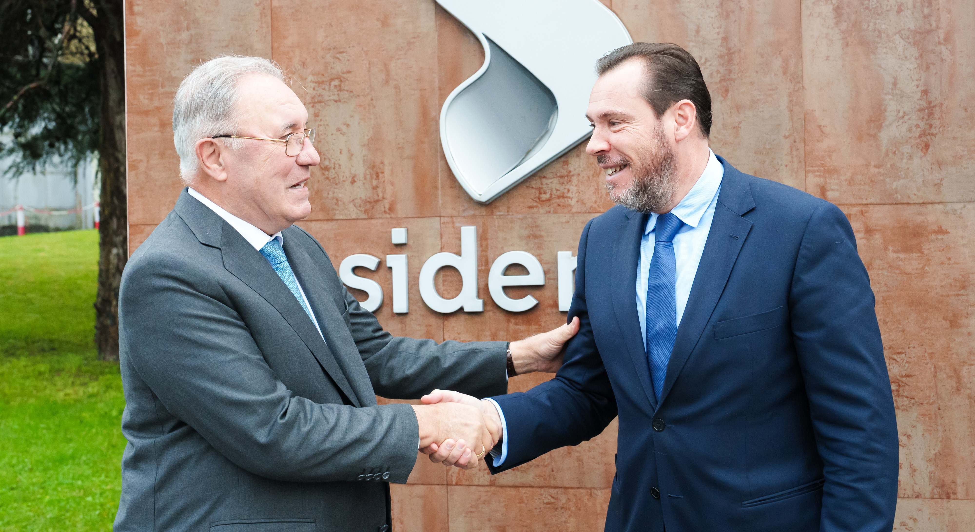 José Antonio Jainaga, presidente de Sidenor; y Óscar Puente, ministro de Transportes.