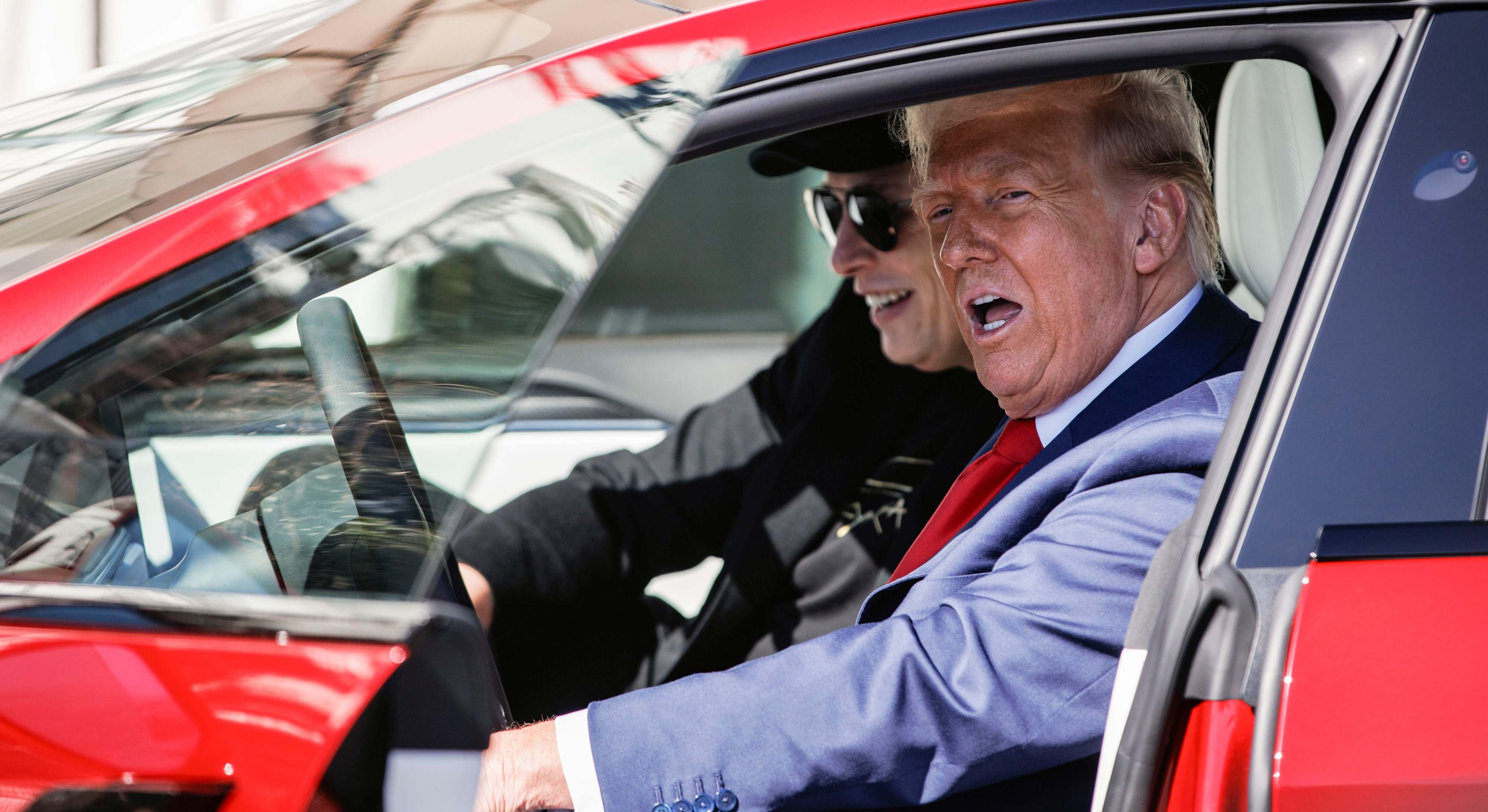 Donald Trump y Elon Musk, a bordo de un Tesla