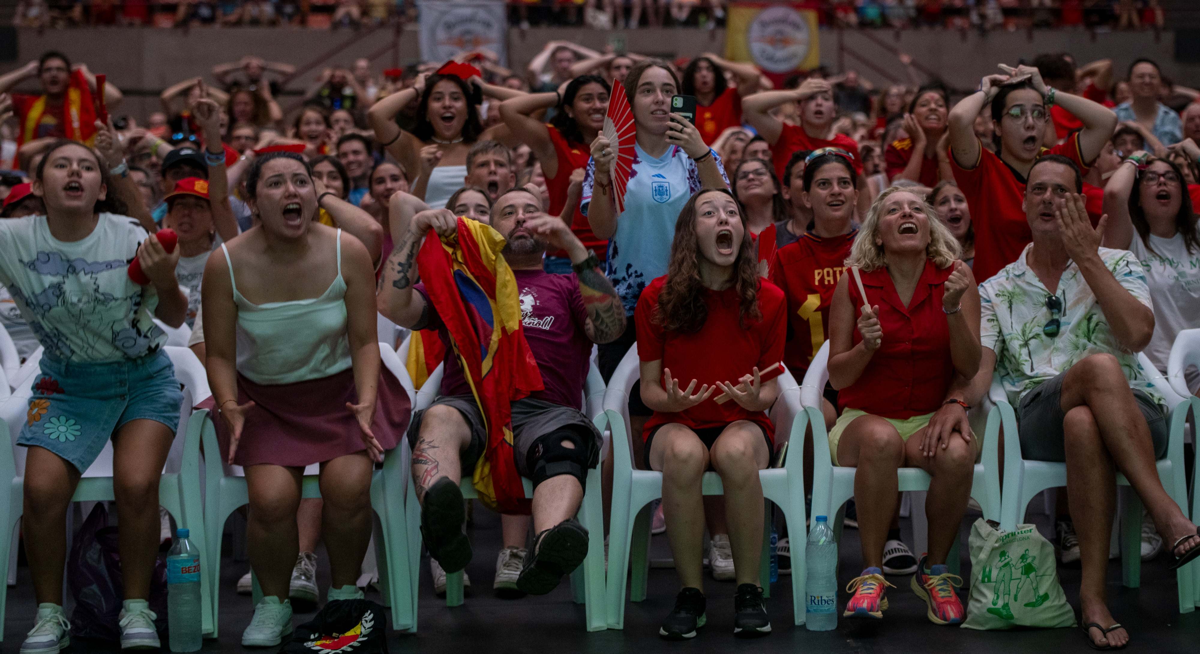 Aficionados viendo a la selección española.