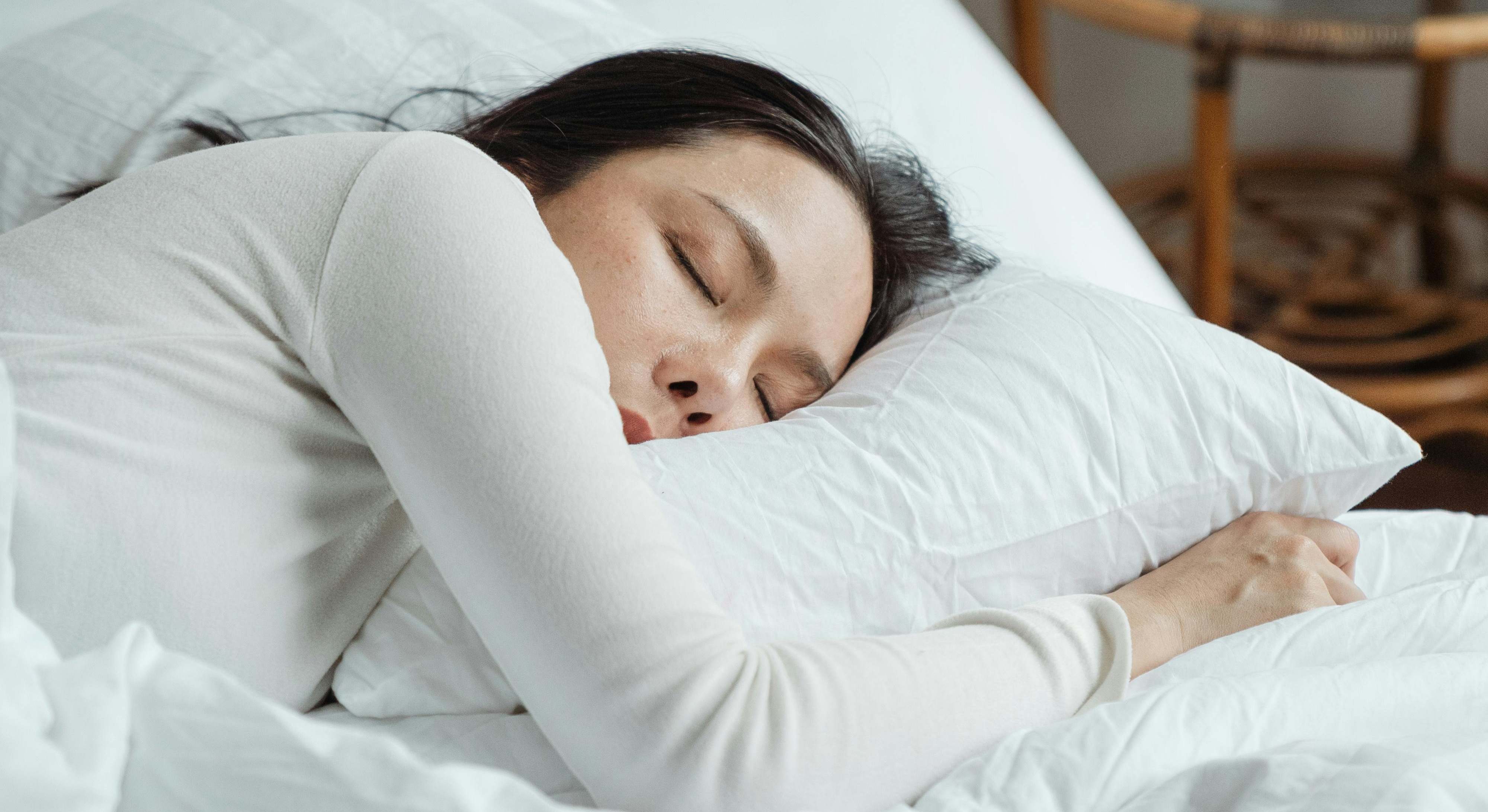 Una mujer descansa plácidamente en su cama
