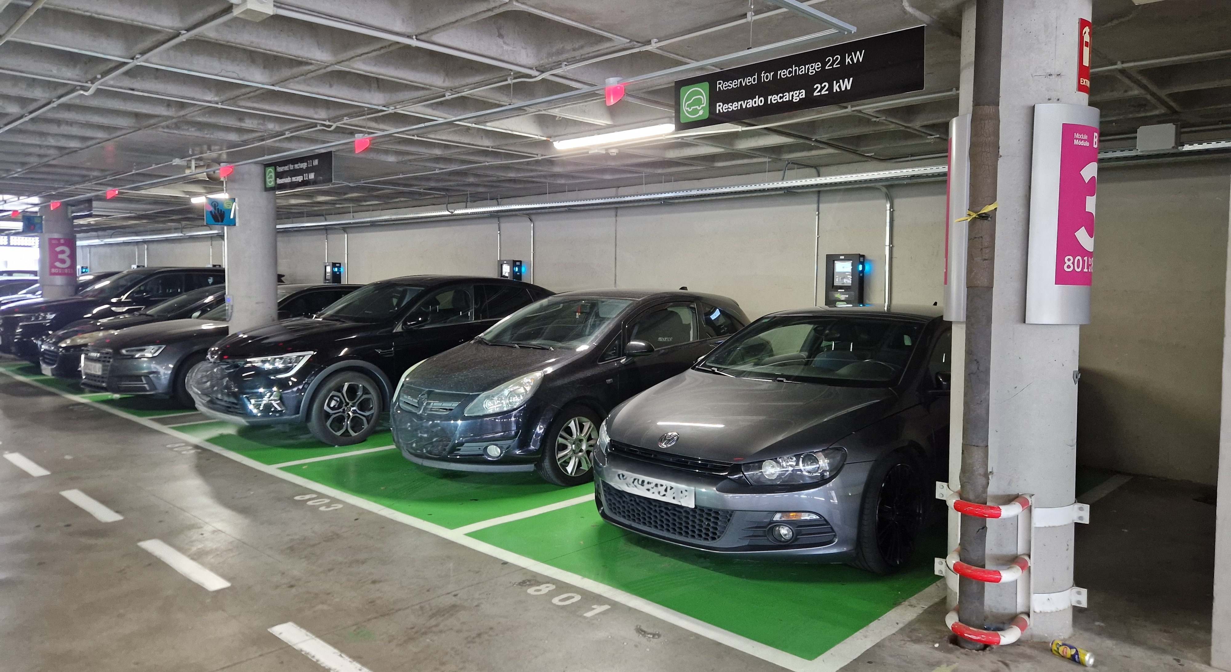 Coches de combustión aparcados en plazas para eléctricos