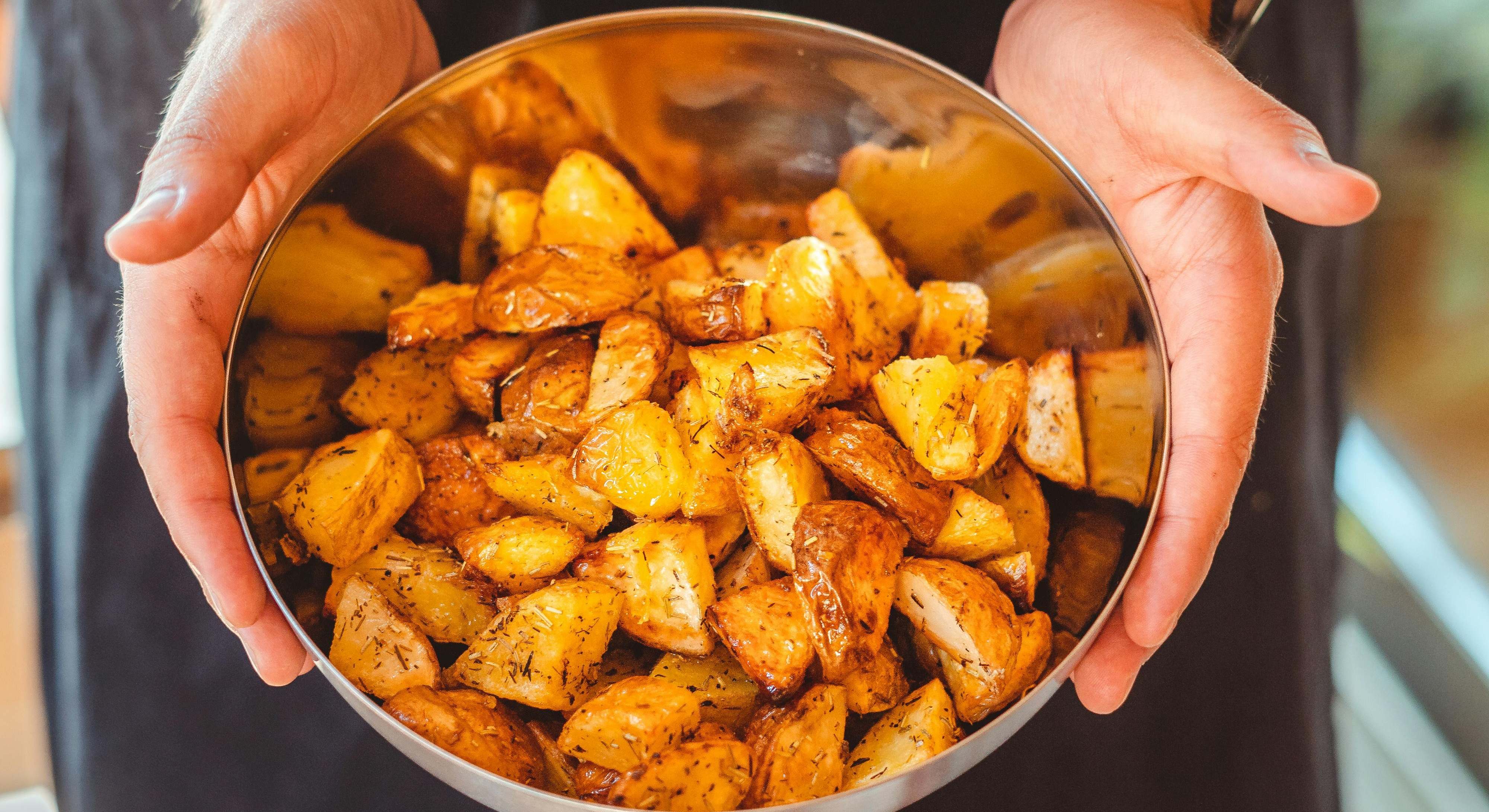 Las patatas asadas representan el complemento perfecto para muchos platos españoles