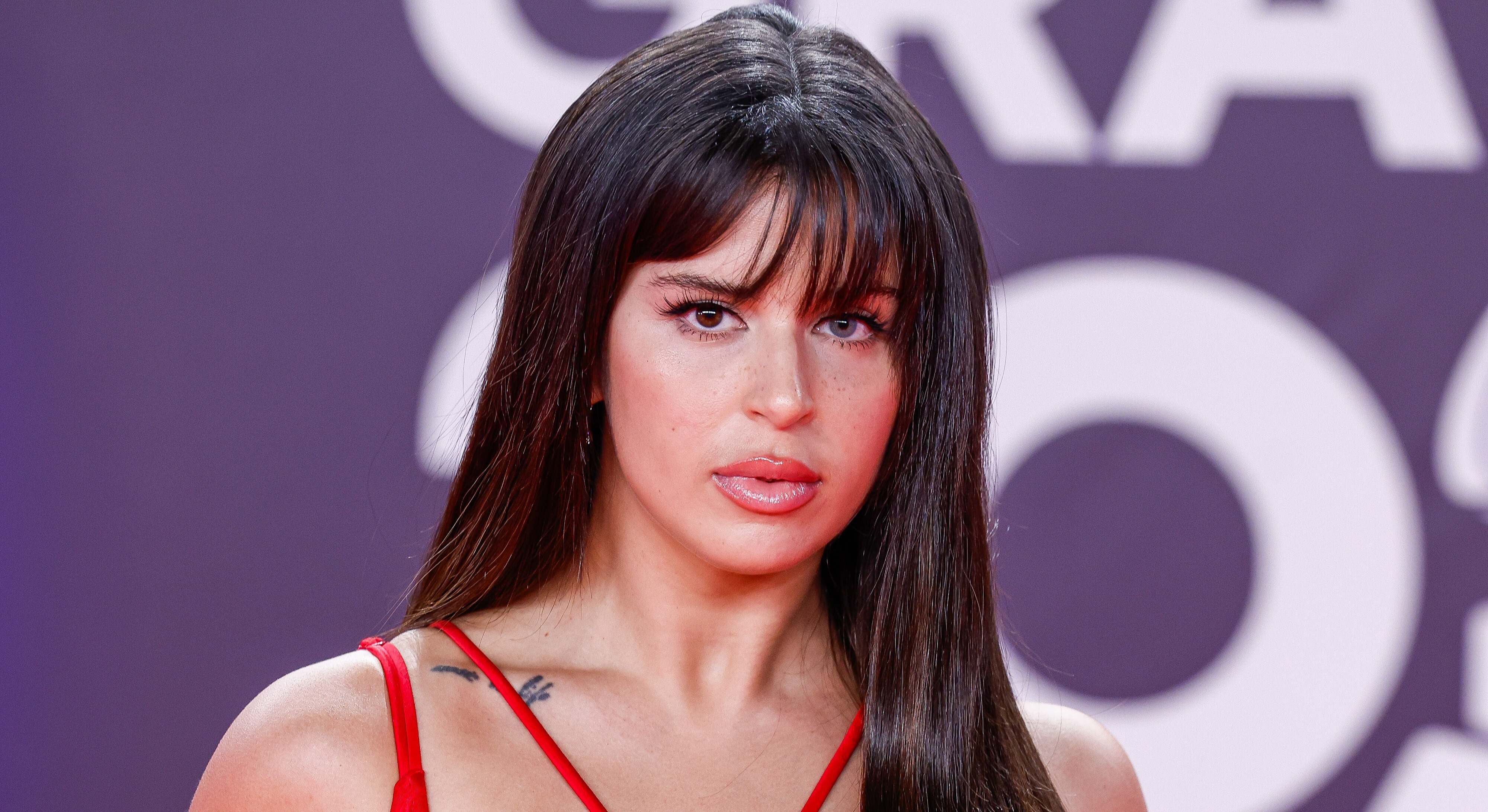 La cantante posando en un photocall morado