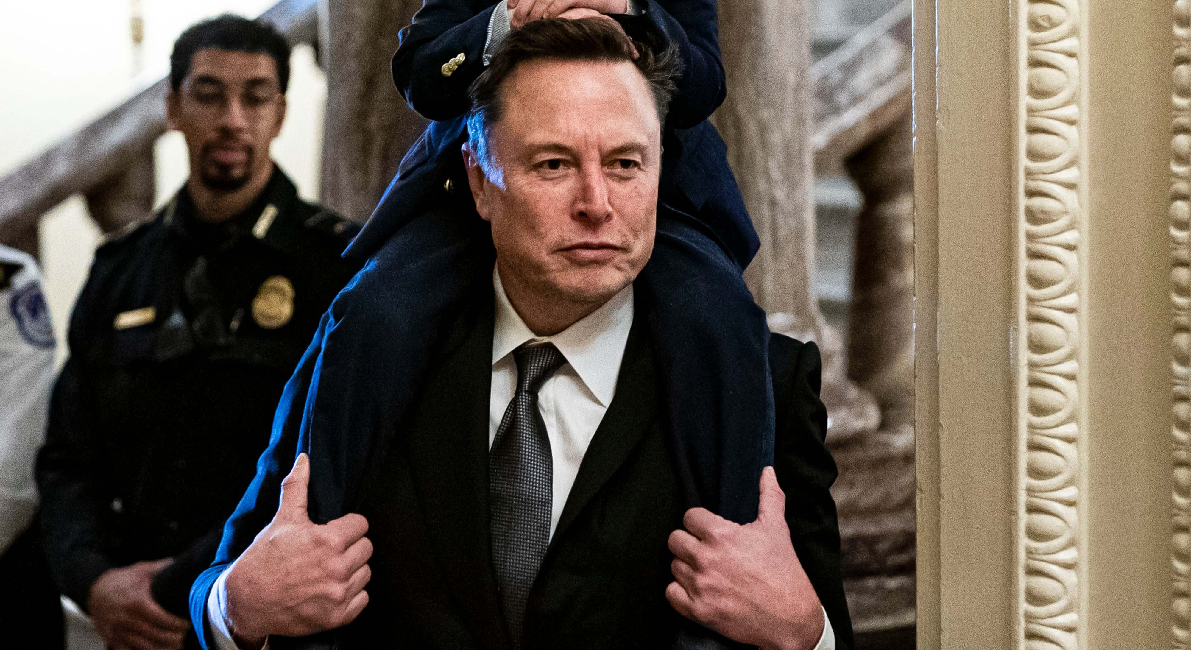 Elon Musk, visitando el Capitolio de EEUU con uno de sus hijos al hombro. Foto: Bloomberg