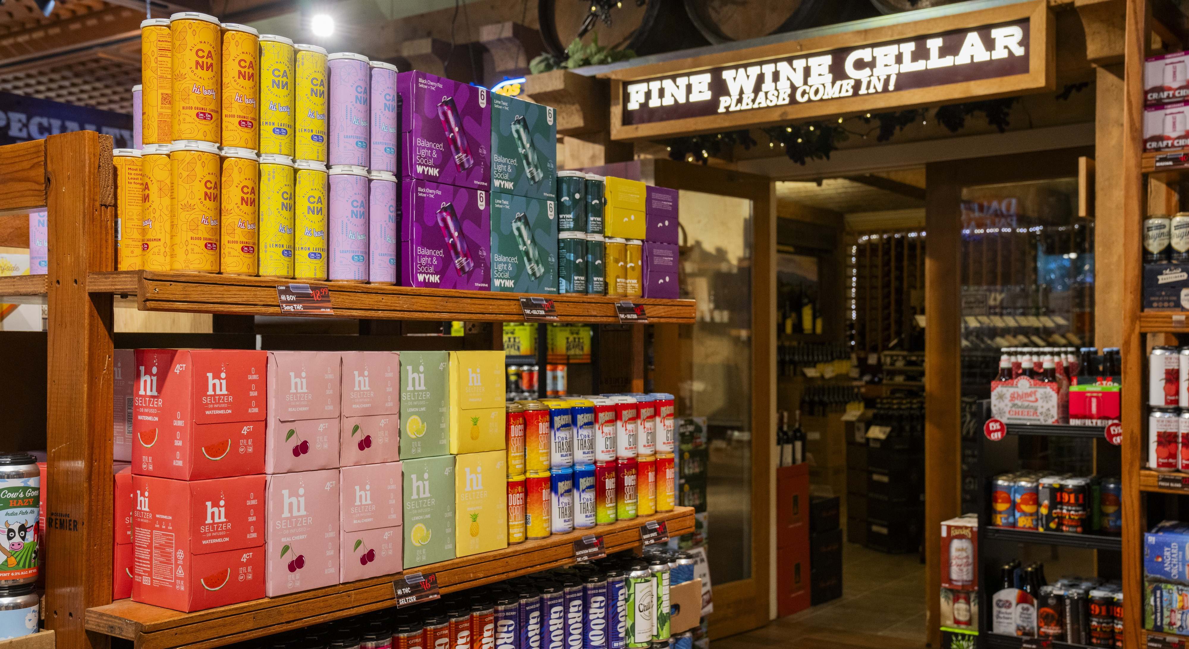 Lineales en una tienda de licores con bebidas de THC. Foto: Bloomberg