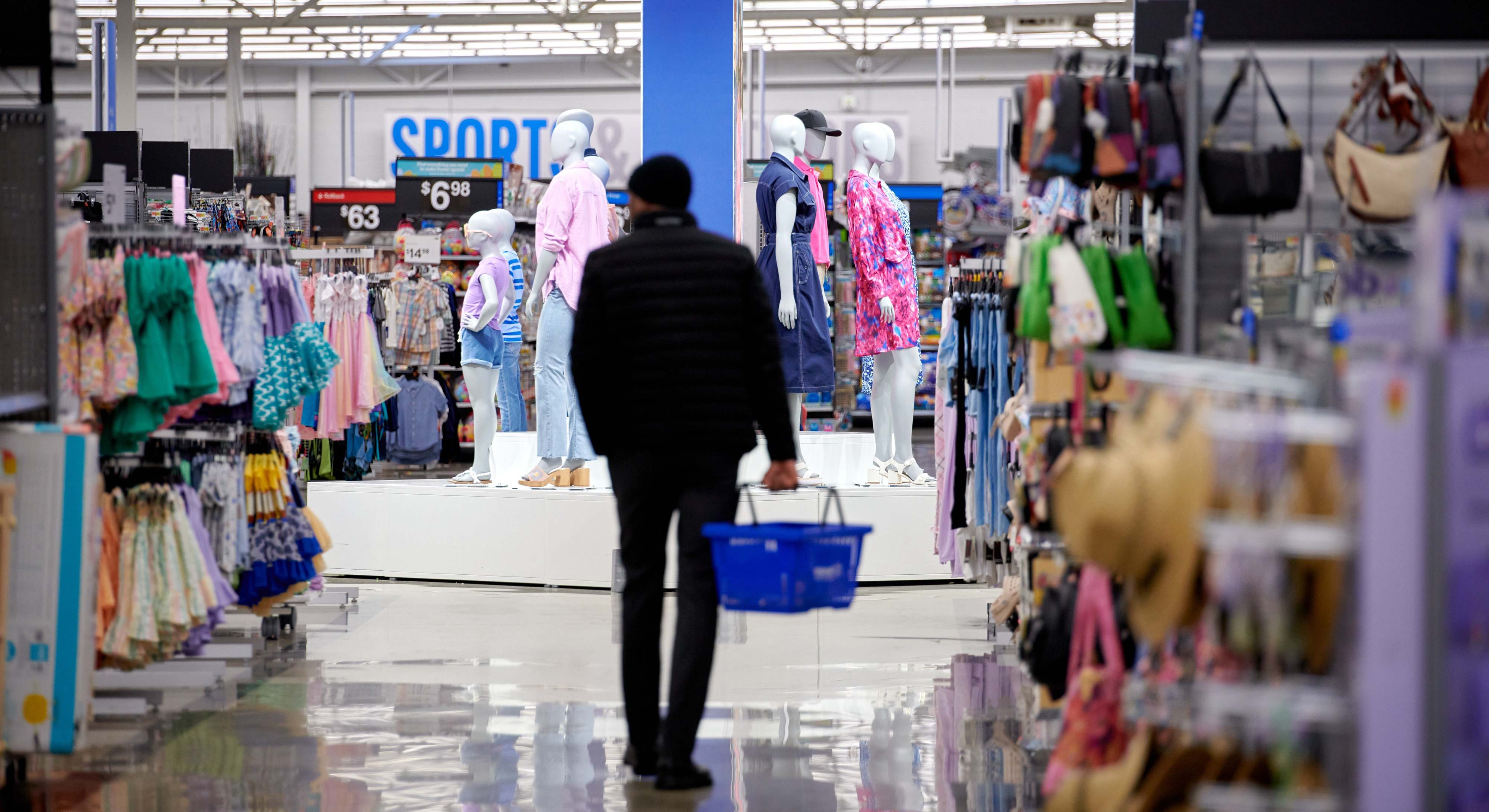 Un hombre compra en un supermercado de Walmart. Foto: Bloomberg