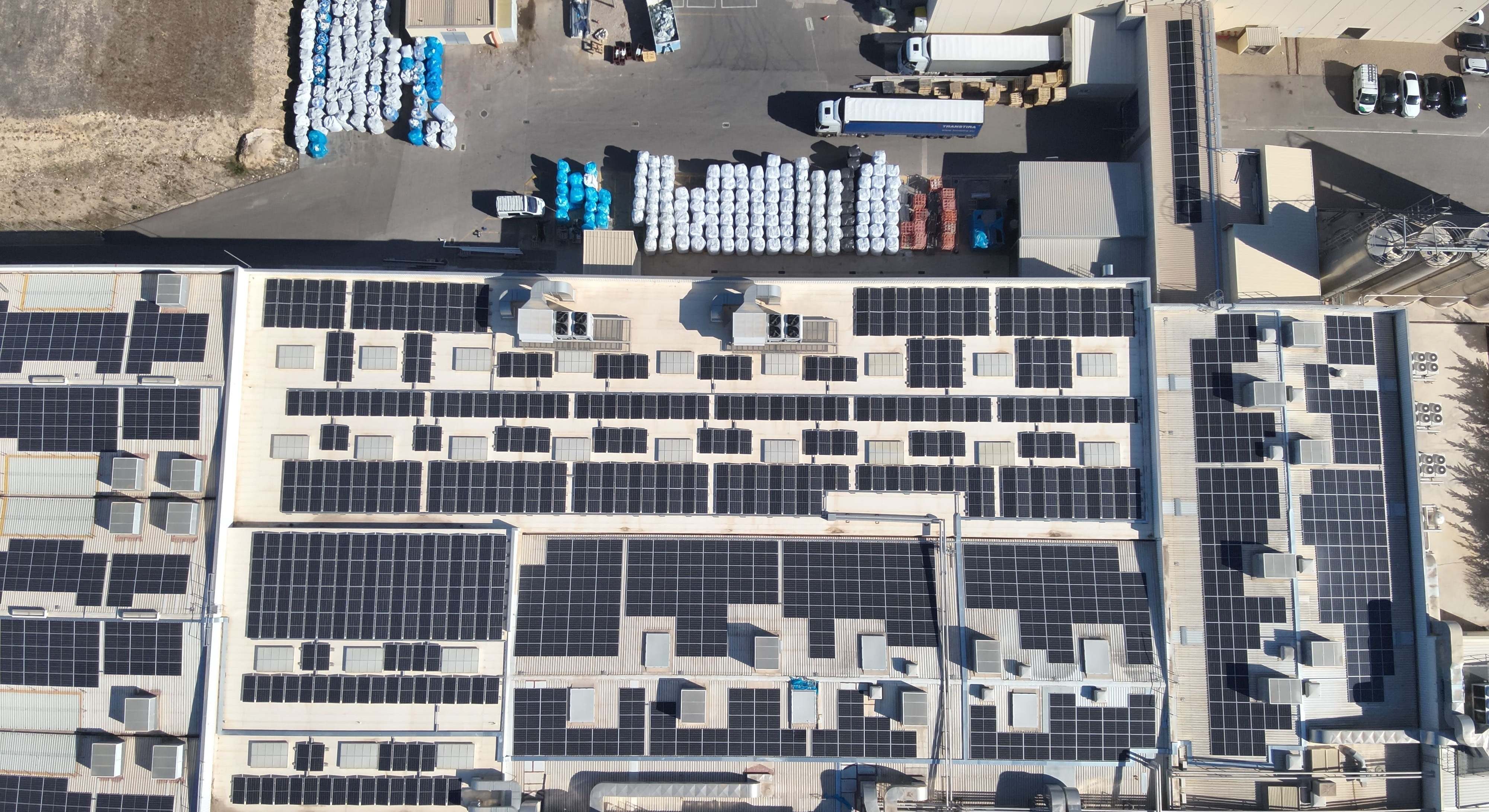 Imagen aérea de la planta fotovoltaica instalada por Edison next para Faerch en Valencia. / Edison Next