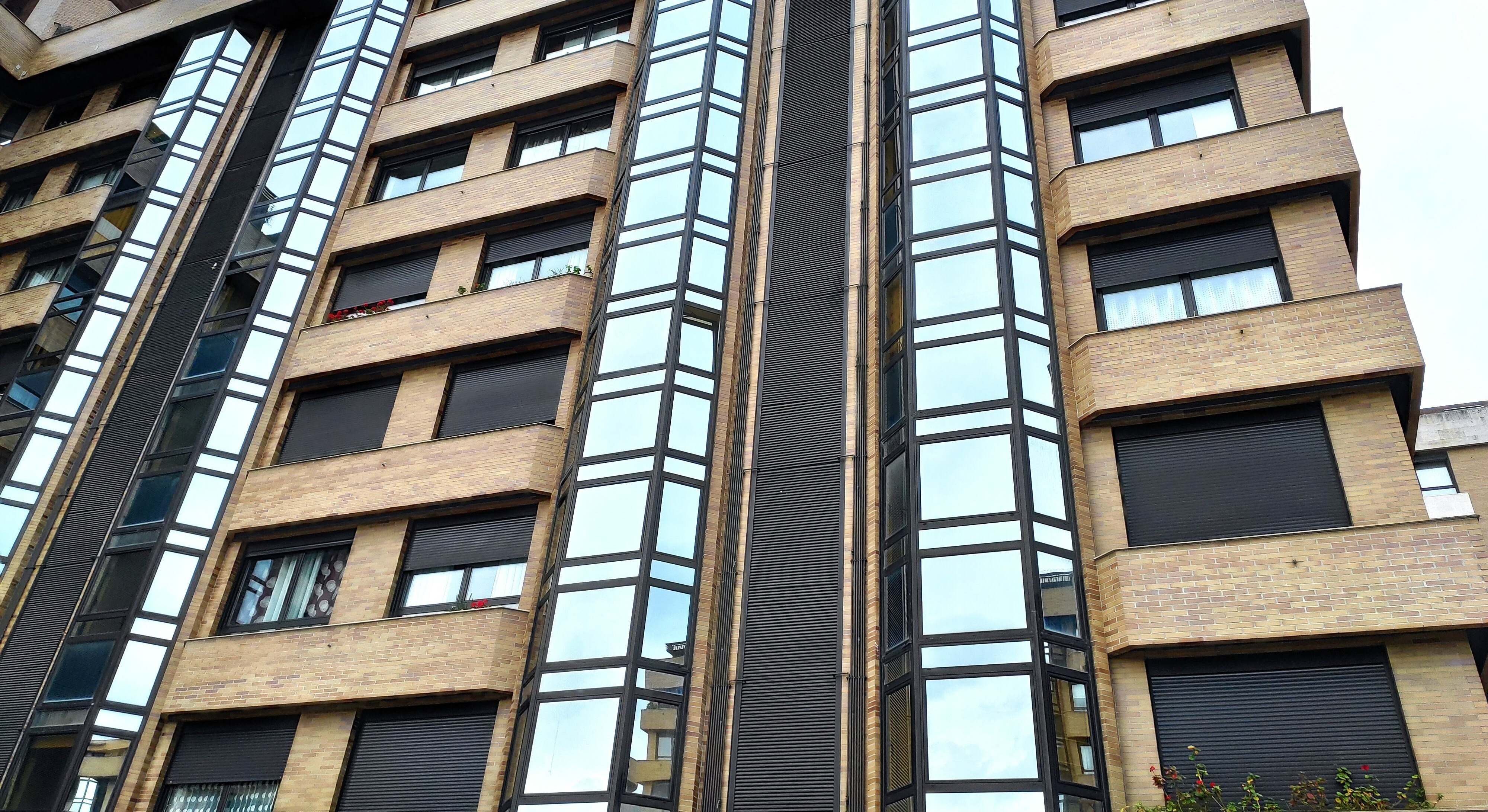 Imagen de recurso de la fachada de un edificio de viviendas.