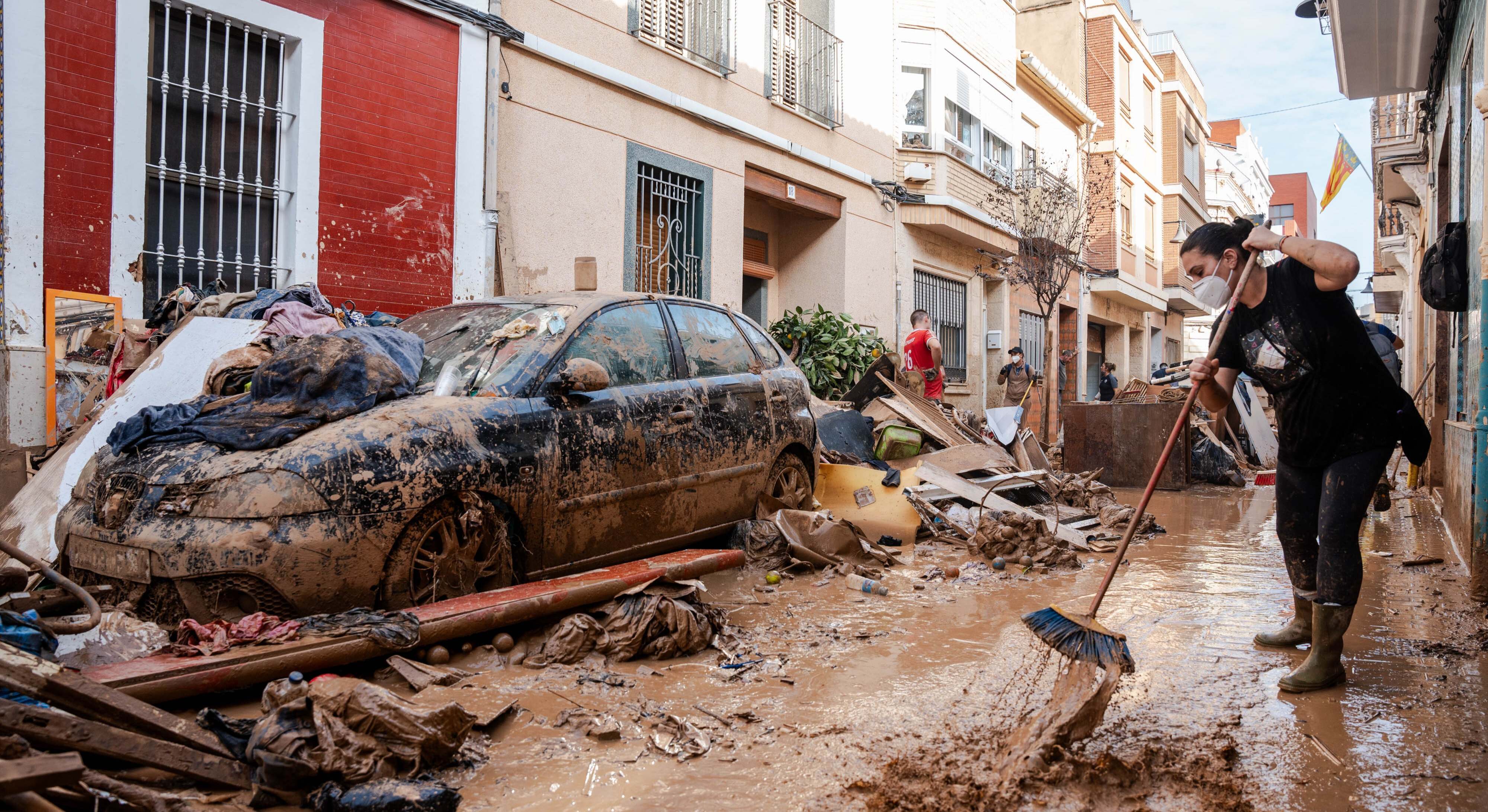 Los vecinos limpian el lodo tras el impacto de la DANA, en Catarroja (Valencia). Europa Press