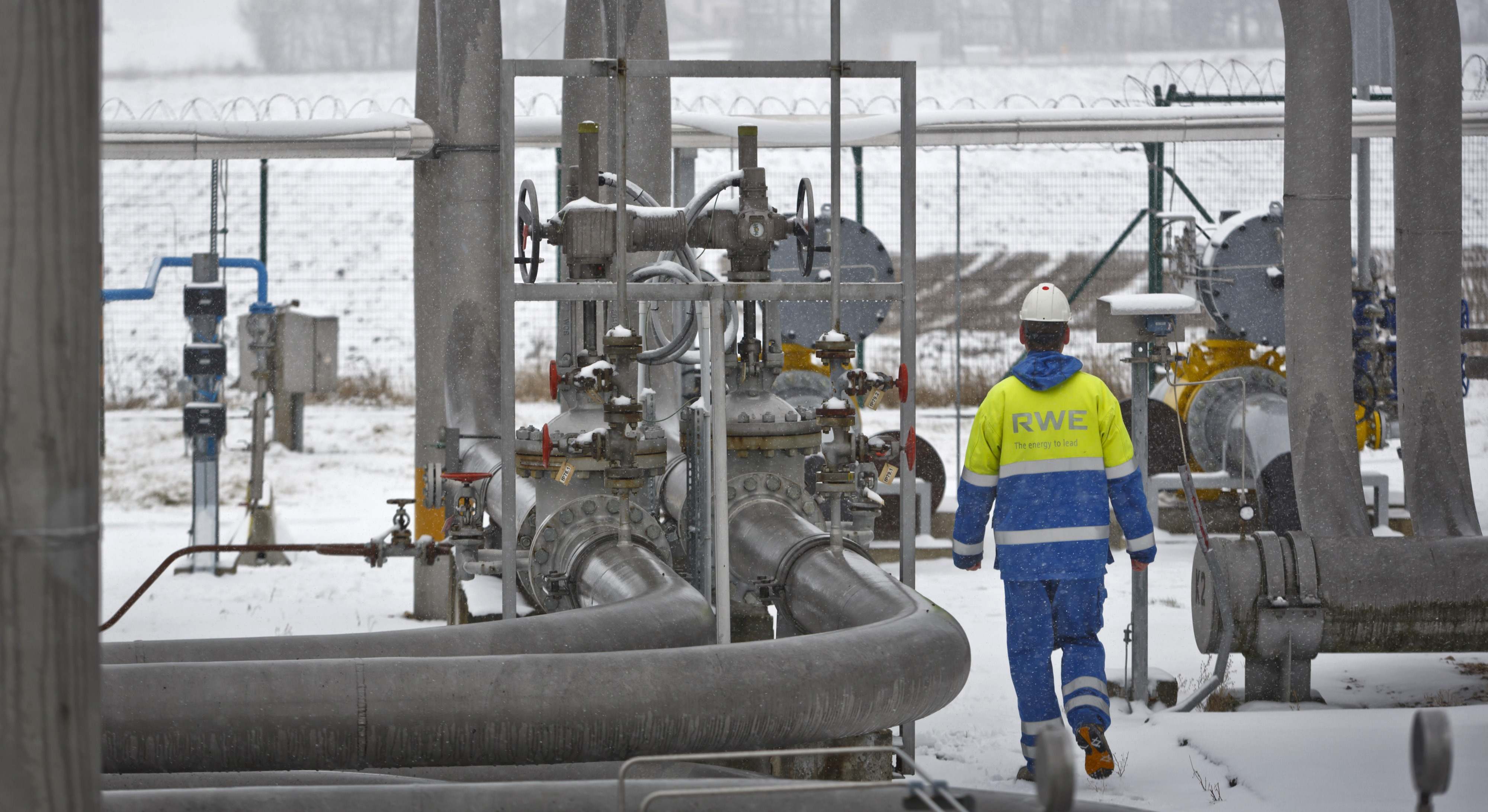 Un empleado revisa las tuberías exteriores en la instalación de almacenamiento de gas en República Checa (Bloomberg)