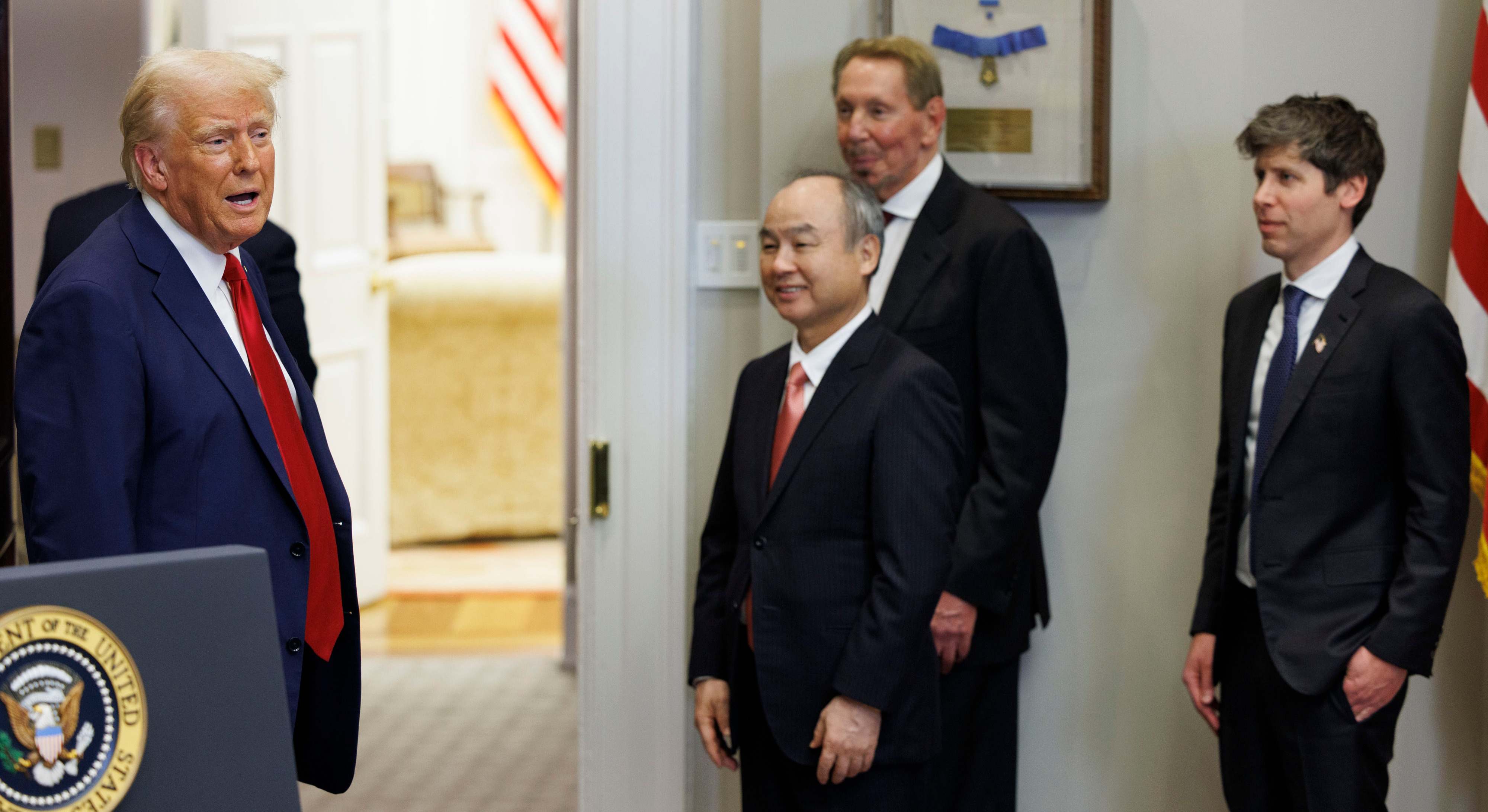 Sam Altman, ceo de OpenAI y Masayoshi Son, ceo de SoftBank, reunidos con Donald Trump en la Casa Blanca (Bloomberg)