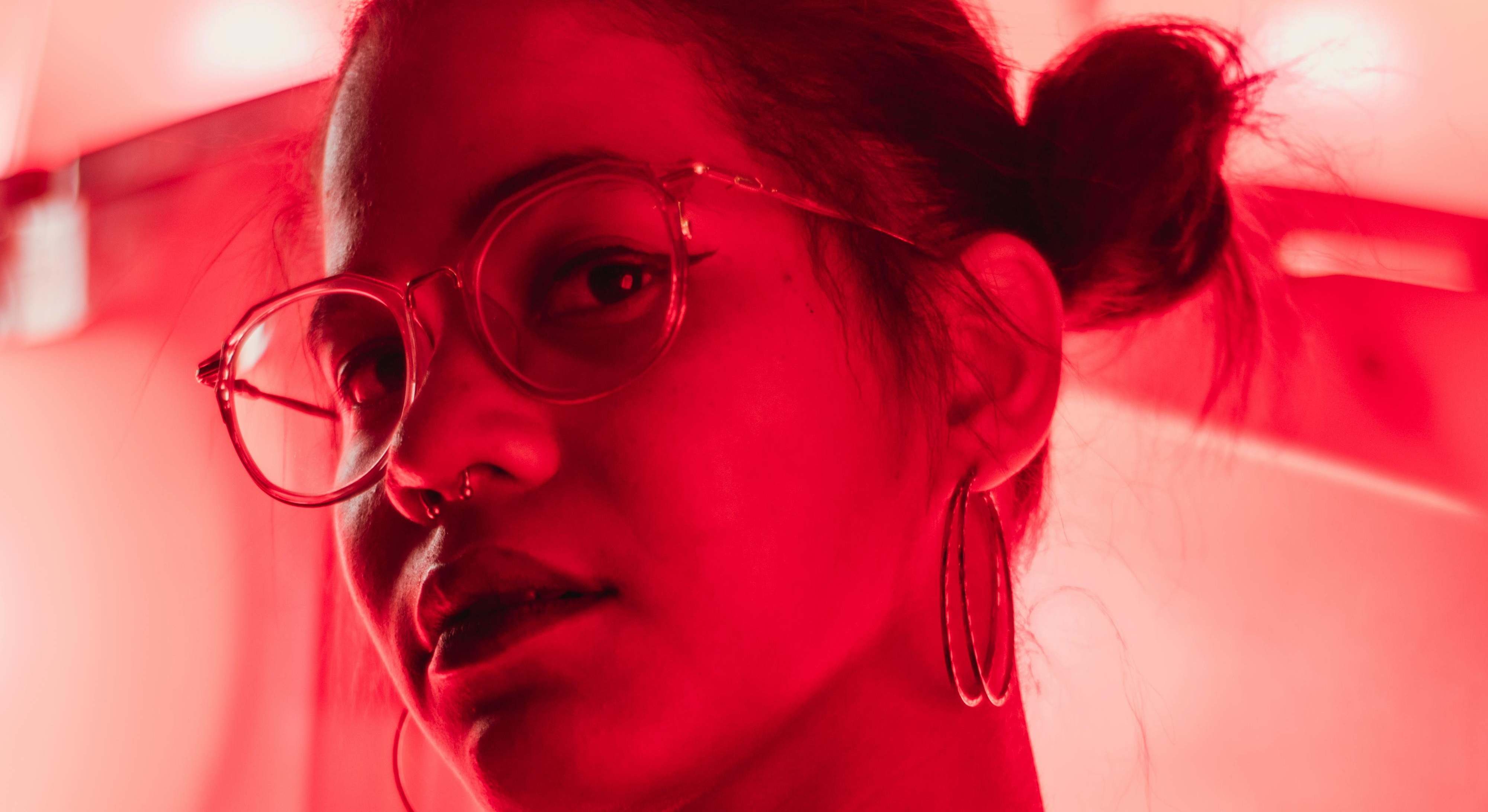 La luz roja es parecida a la infrarroja pero nuestros ojos sí pueden verla