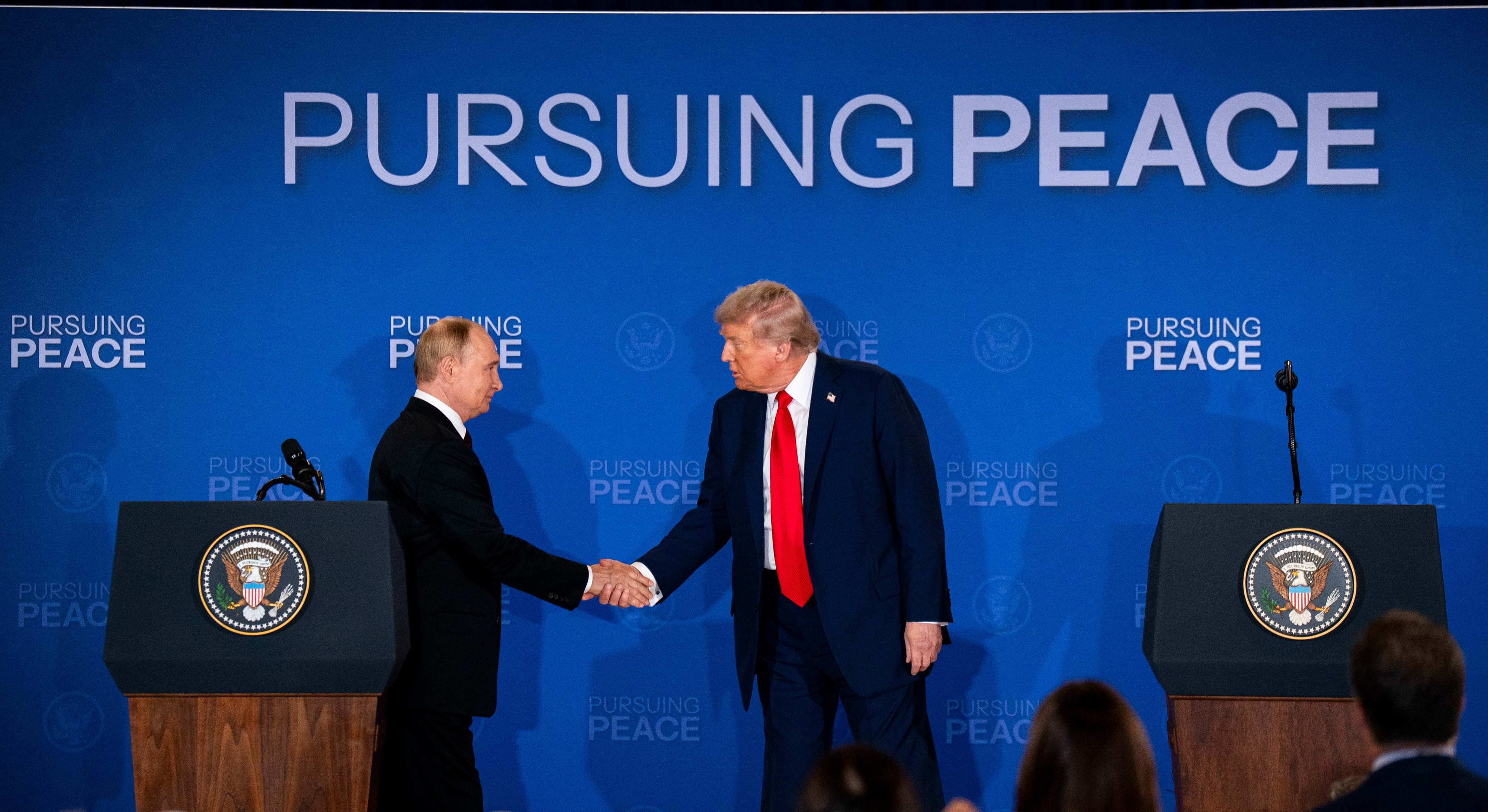 Trump y Putin reunidos en Anchorage, Alaska. (Bloomberg)