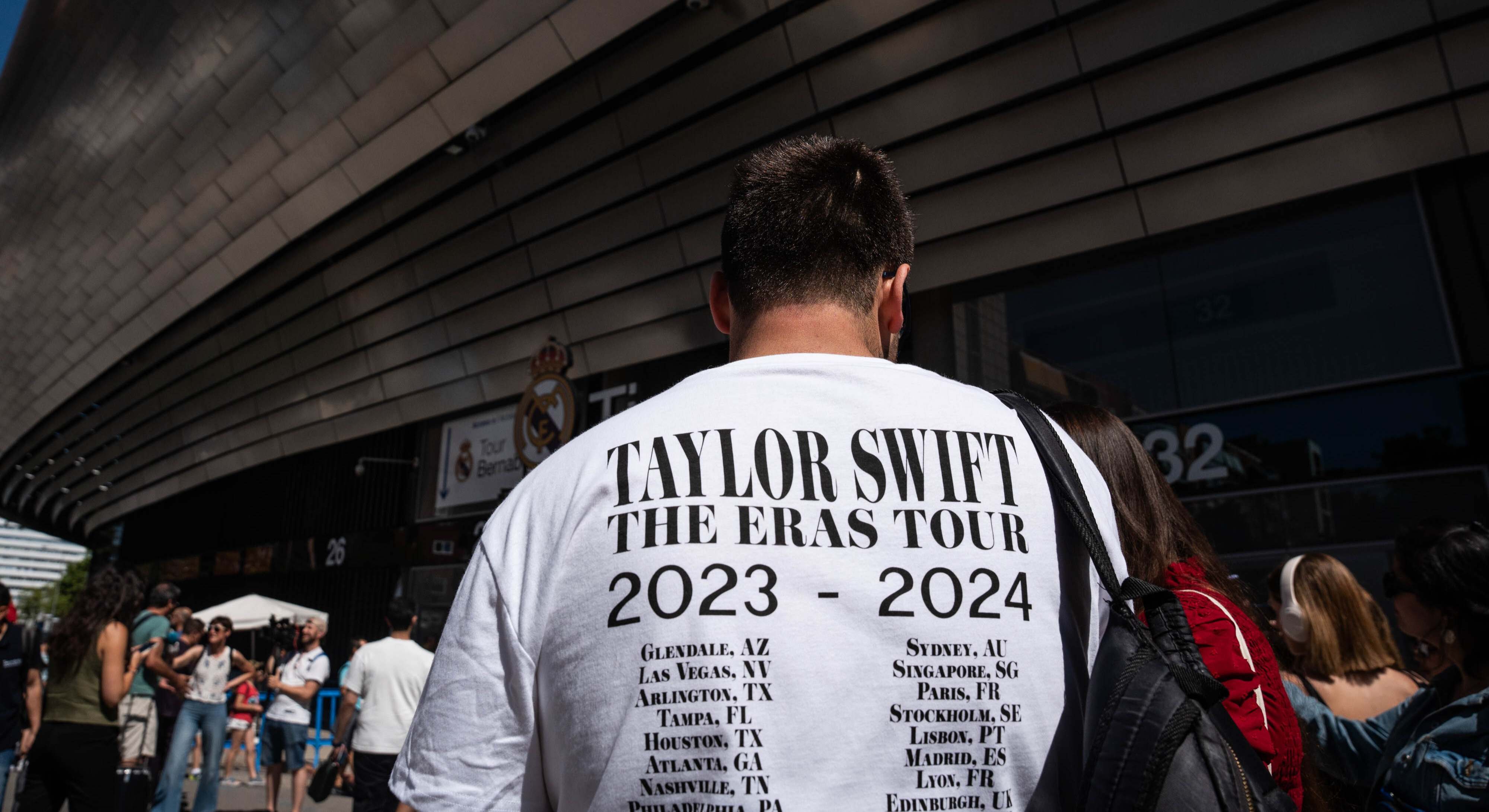 Un hombre con una camiseta de Taylor Swift en los alrededores del Estadio Santiago Bernabéu