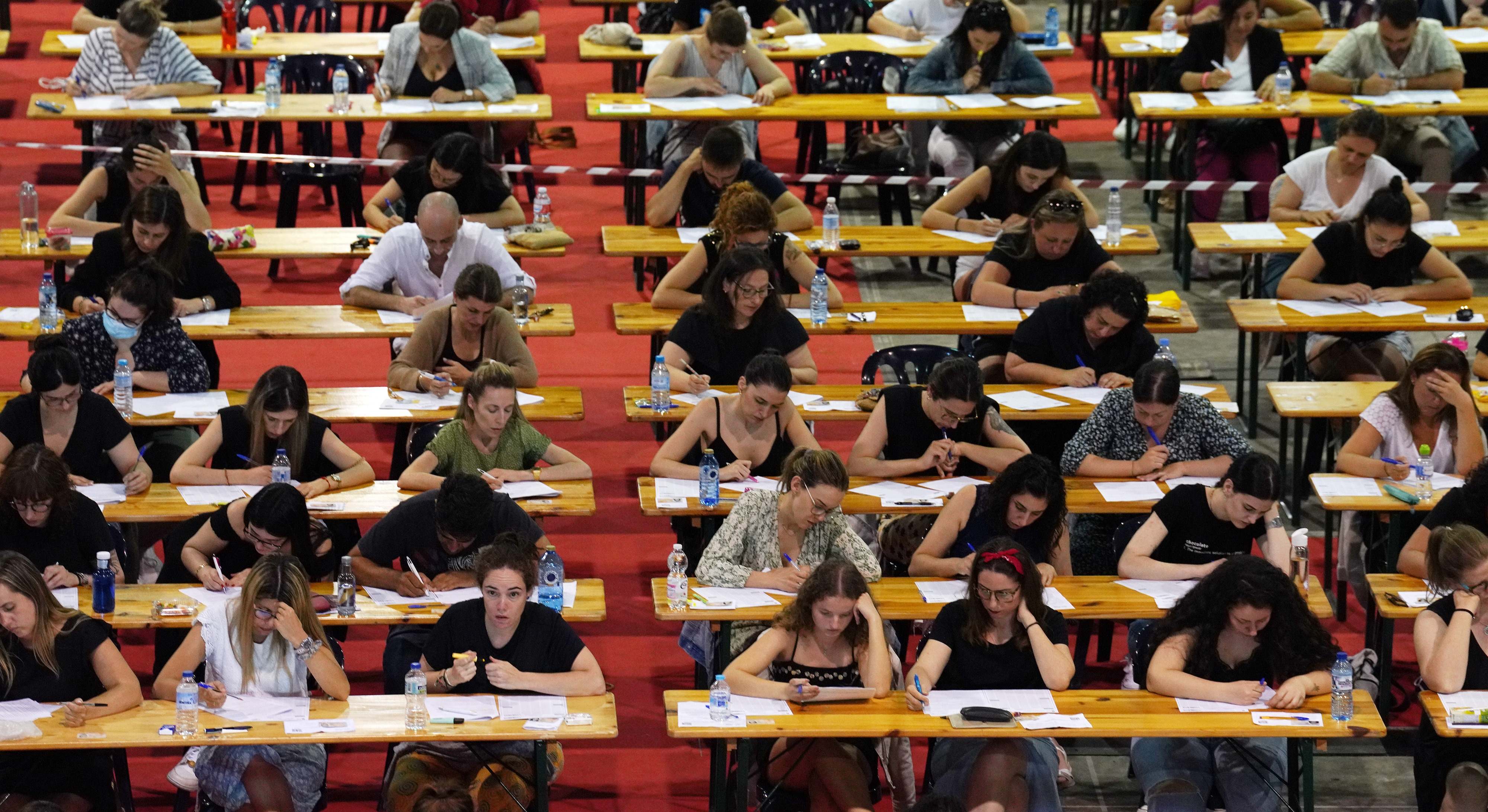 Opositores haciendo un examen