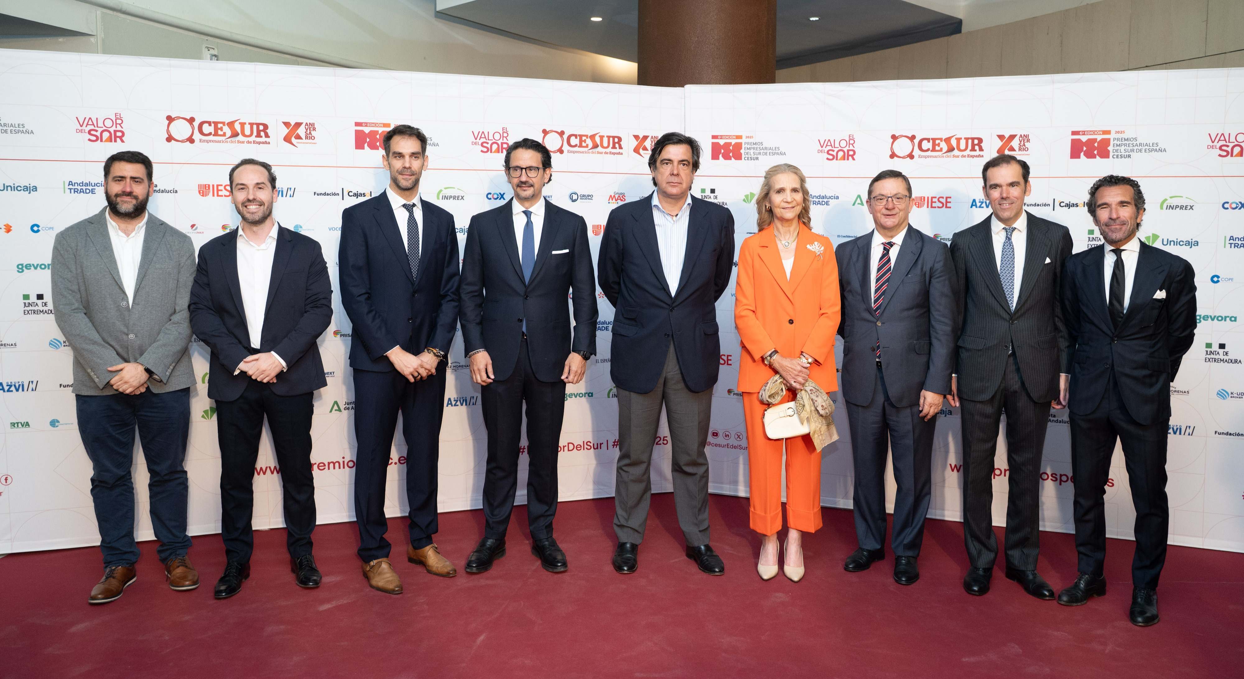 La Infanta Elena junto con representantes de CESUR y los galardonados