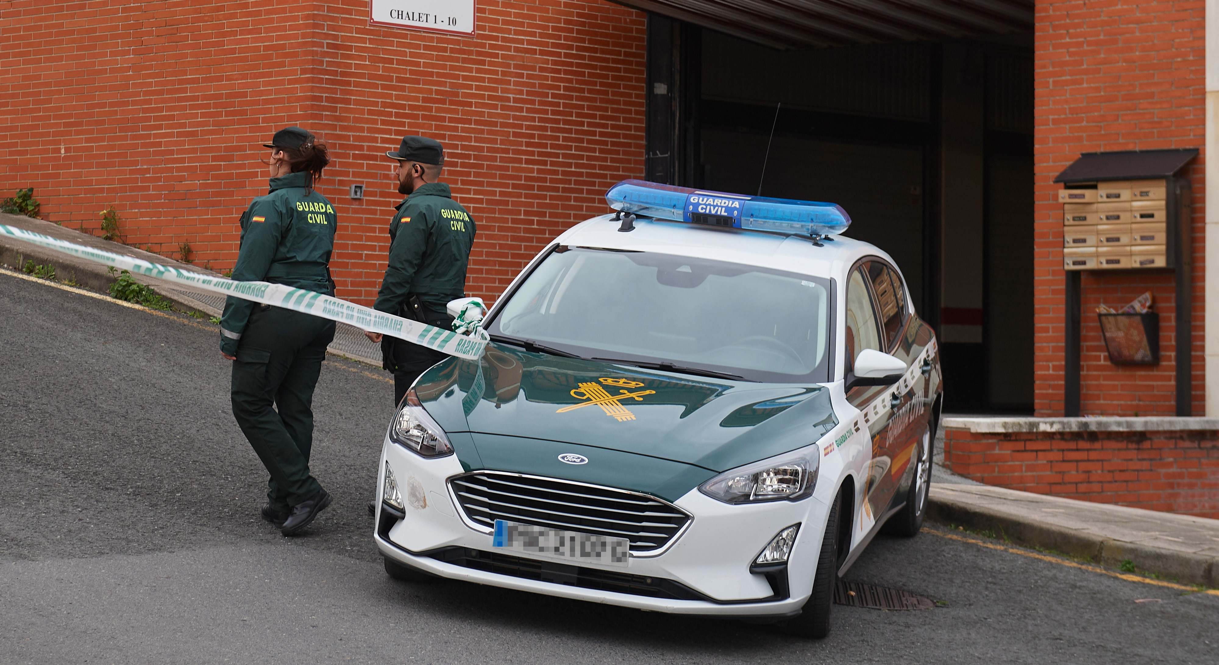 Un coche de la Guardia Civil frente a la vivienda donde han hallado el cuerpo sin vida de una mujer, a 8 de febrero de 2024, en Castro Urdiales, Cantabria (España).