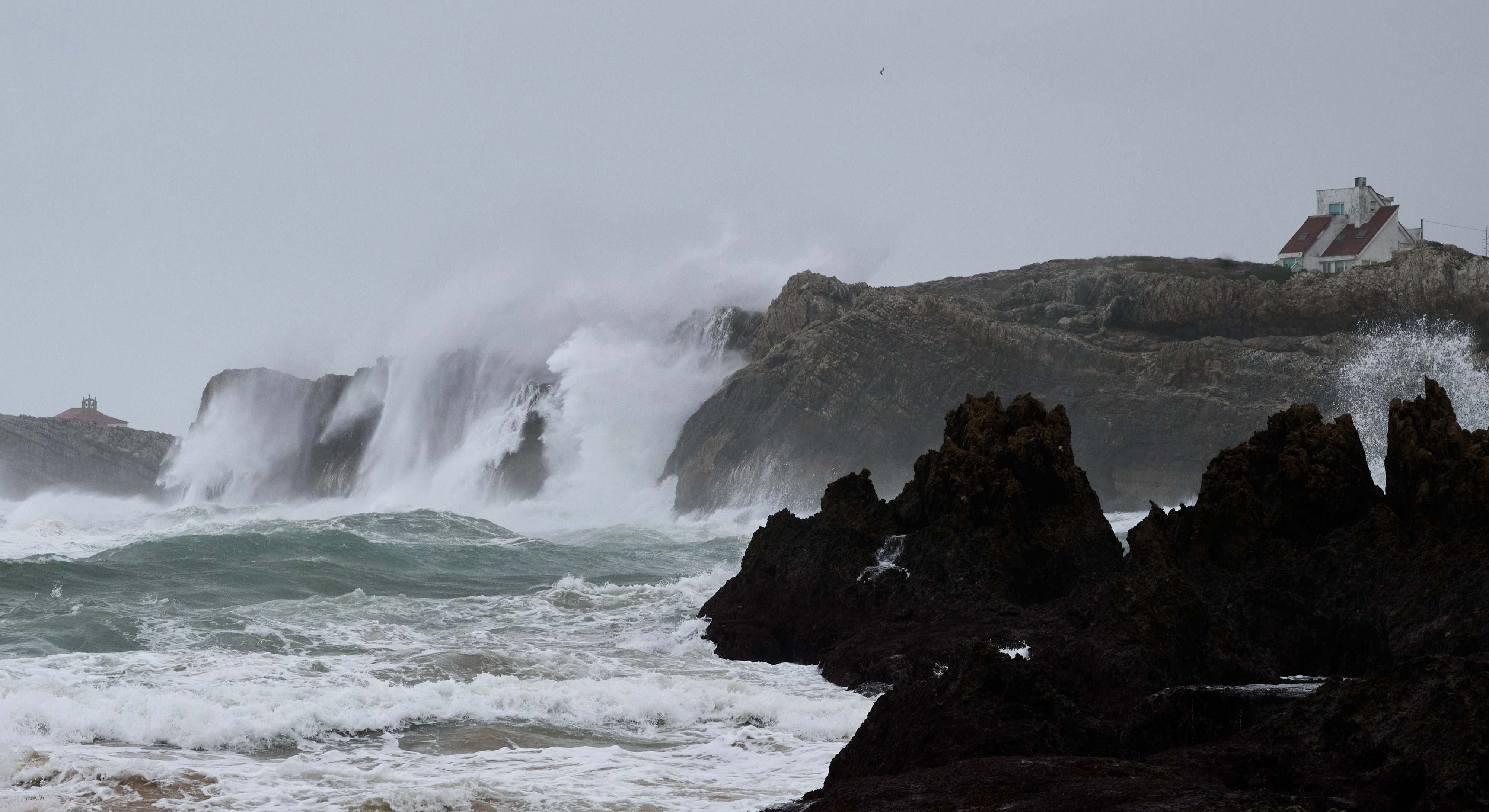 Llegada del temporal marítimo de viento y lluvia a Cantabria, a 30 de enero de 2025, en Santander, Cantabria (España