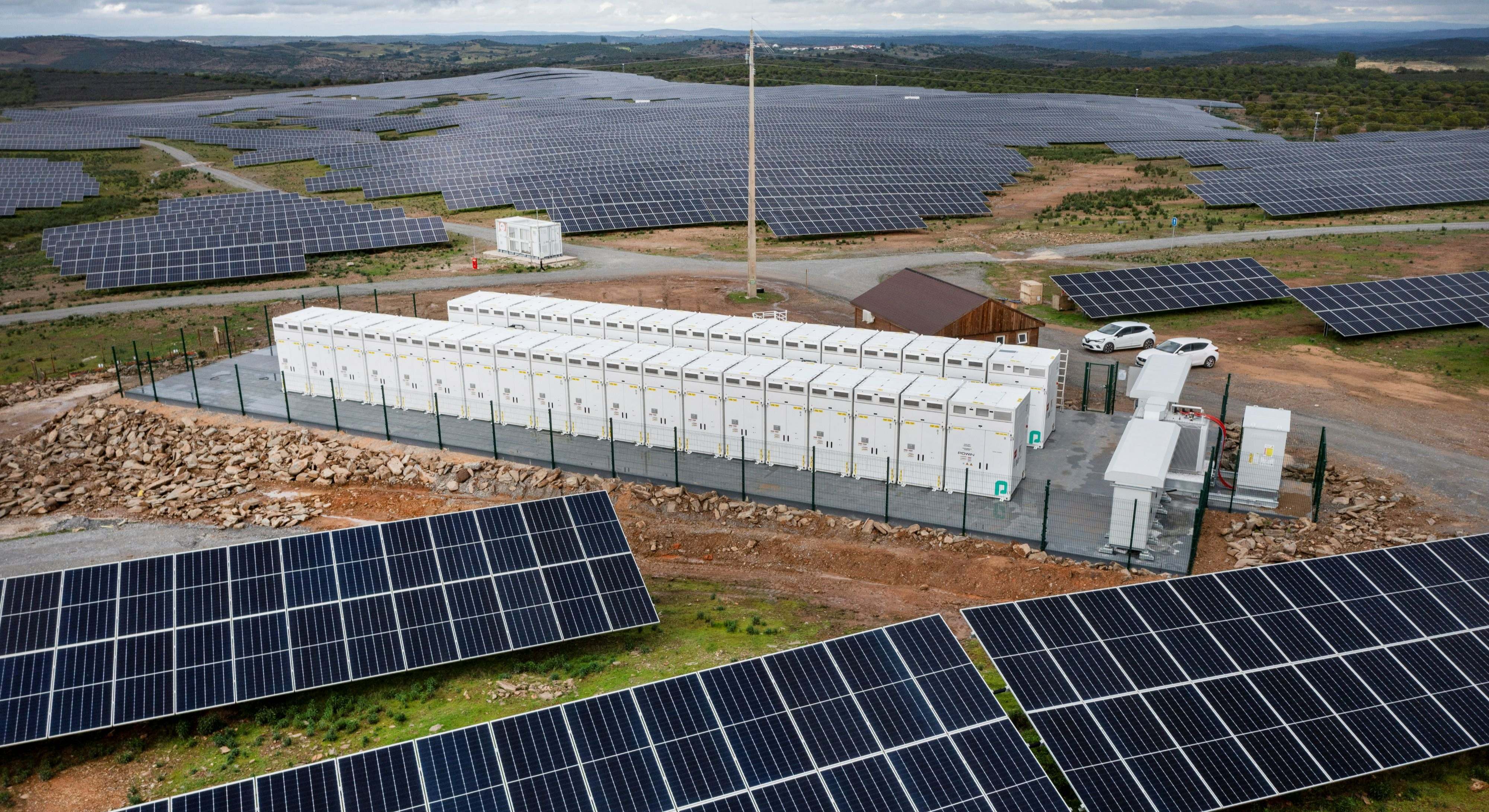 Baterías en la planta fotovoltaica de Alcoutim, en Portugal. / Galp