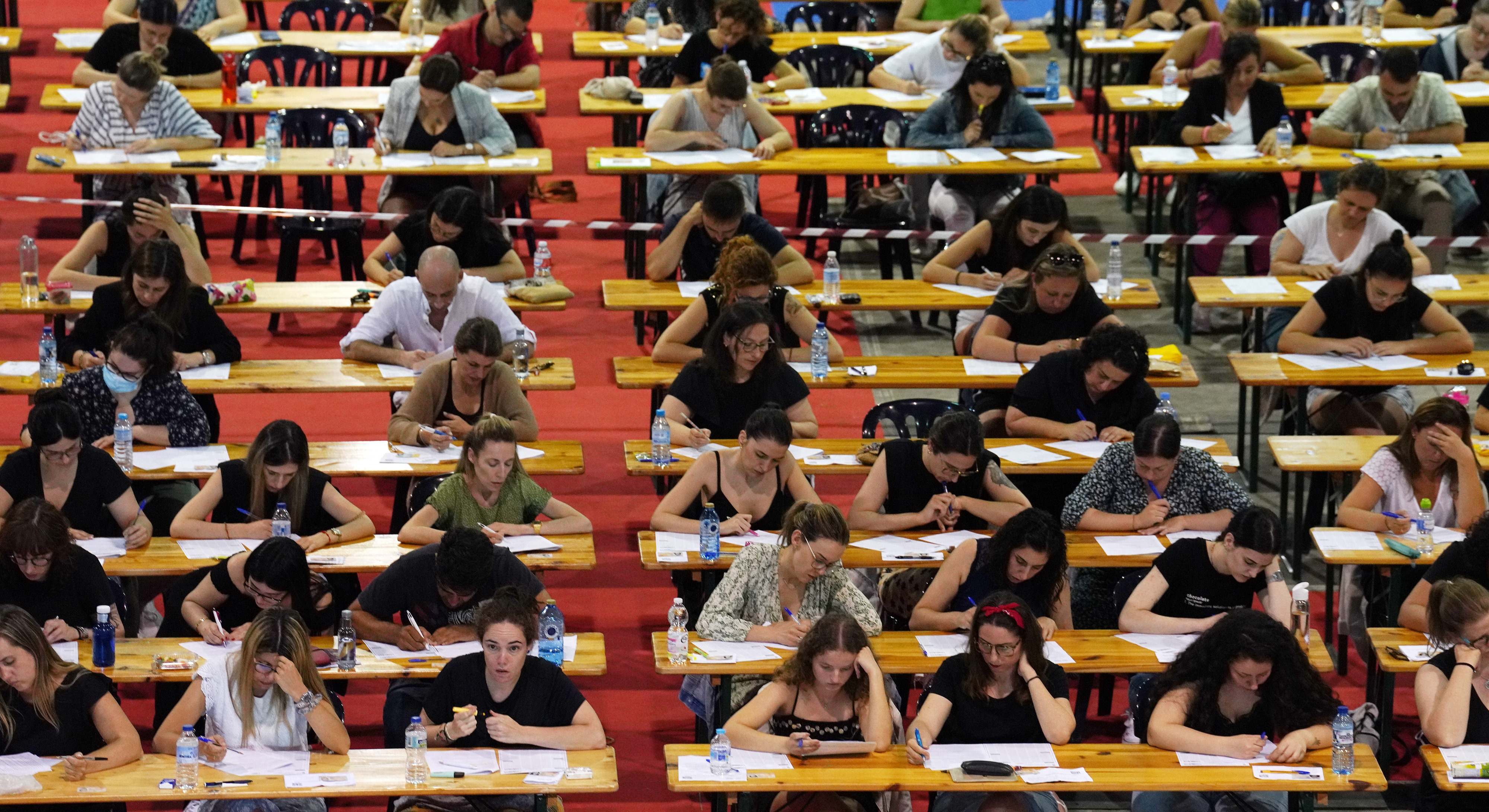 Estudiantes en un examen de oposición