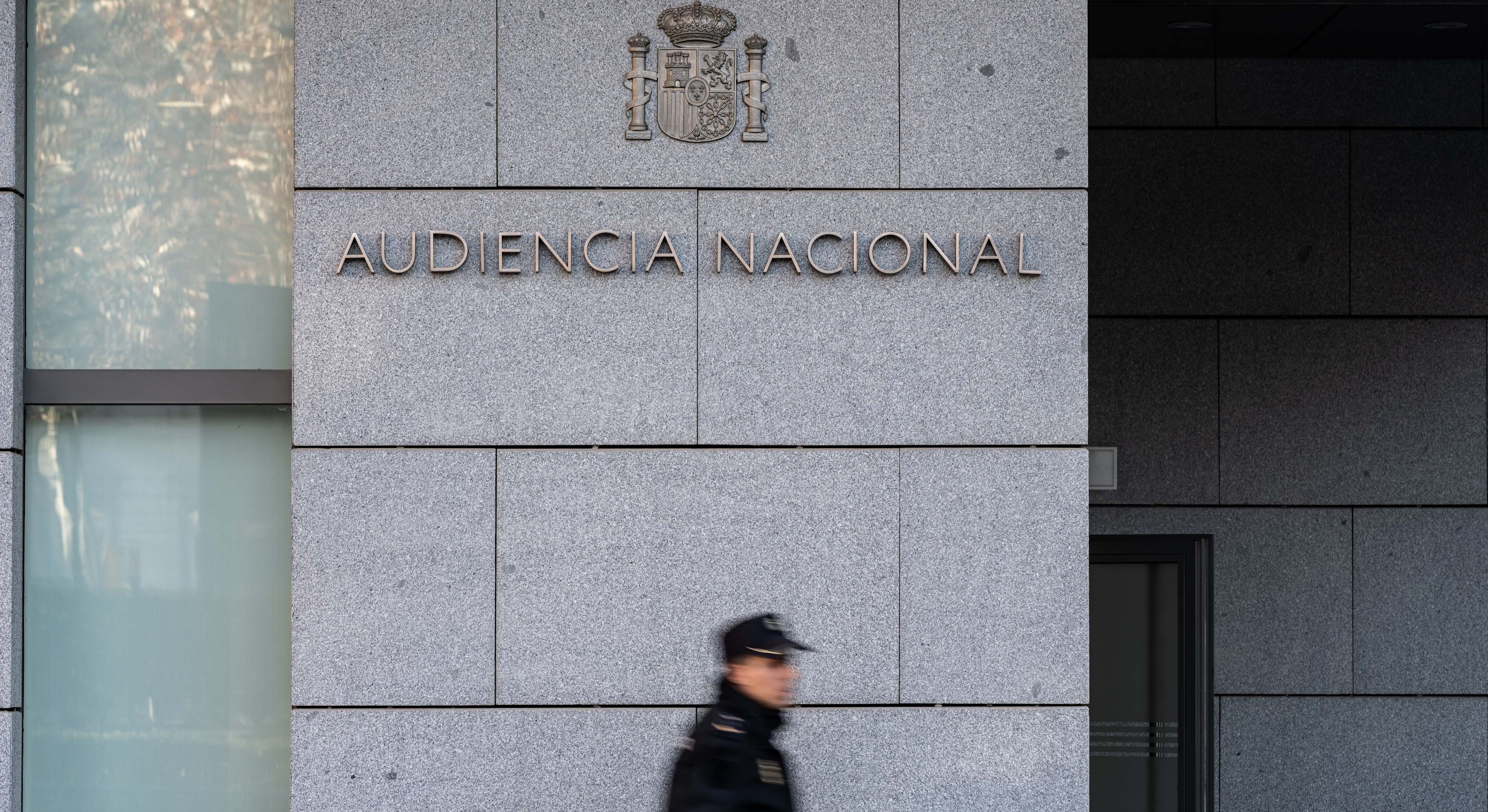 Un agente de la Policía pasea por delante de la Audiencia Nacional