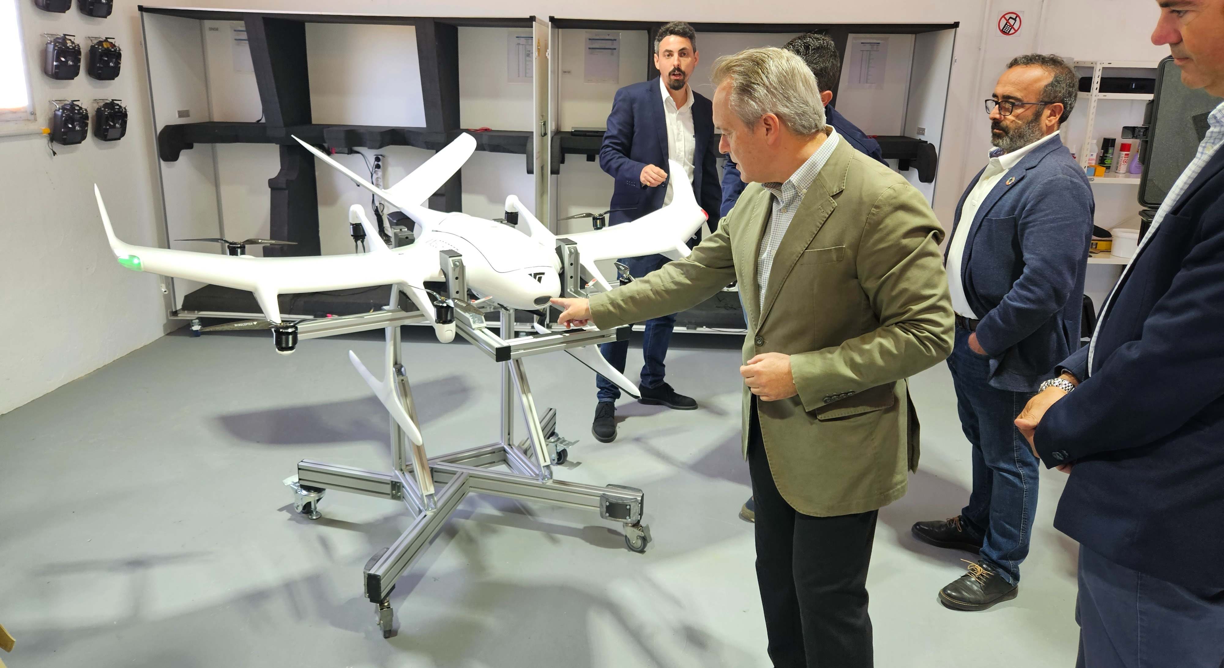 El consejero de Infraestructuras, Transporte y Vivienda, Manuel Martín Castizo, junto a los drones alemanes