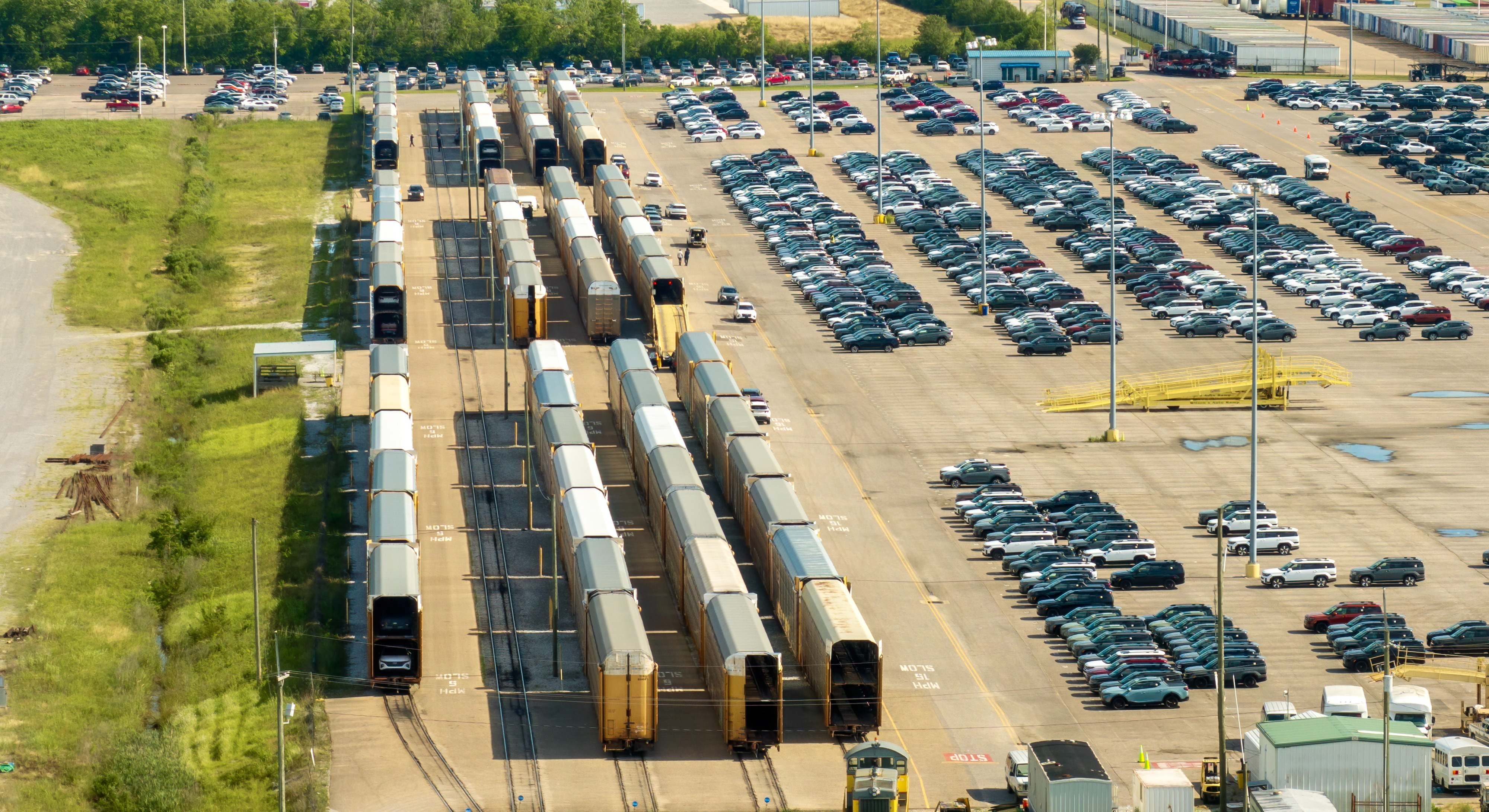 Vehículos aparcados esperando ser montados para ser transportados en trenes de carga en EEUU | iStock