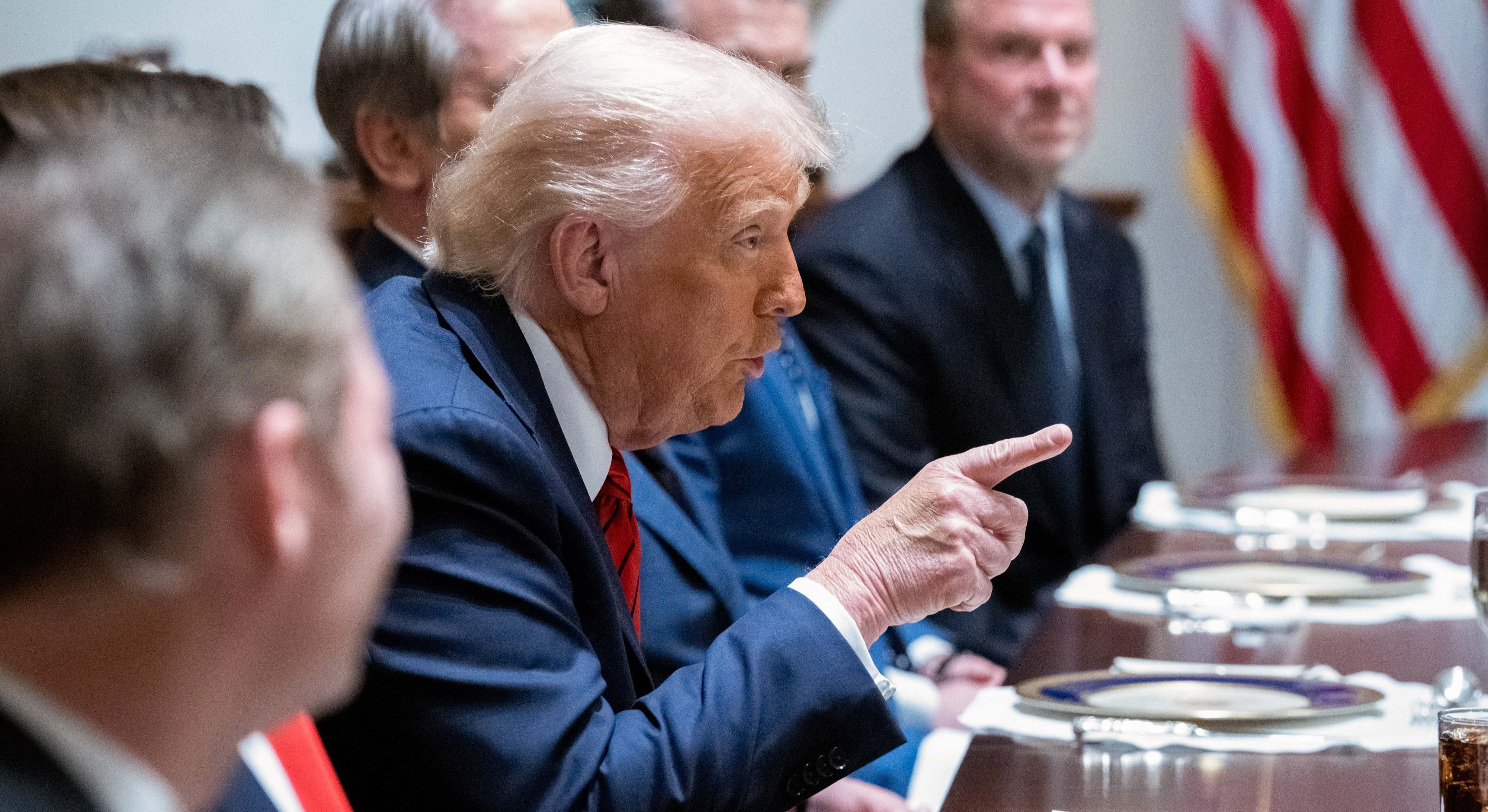 trump dedo