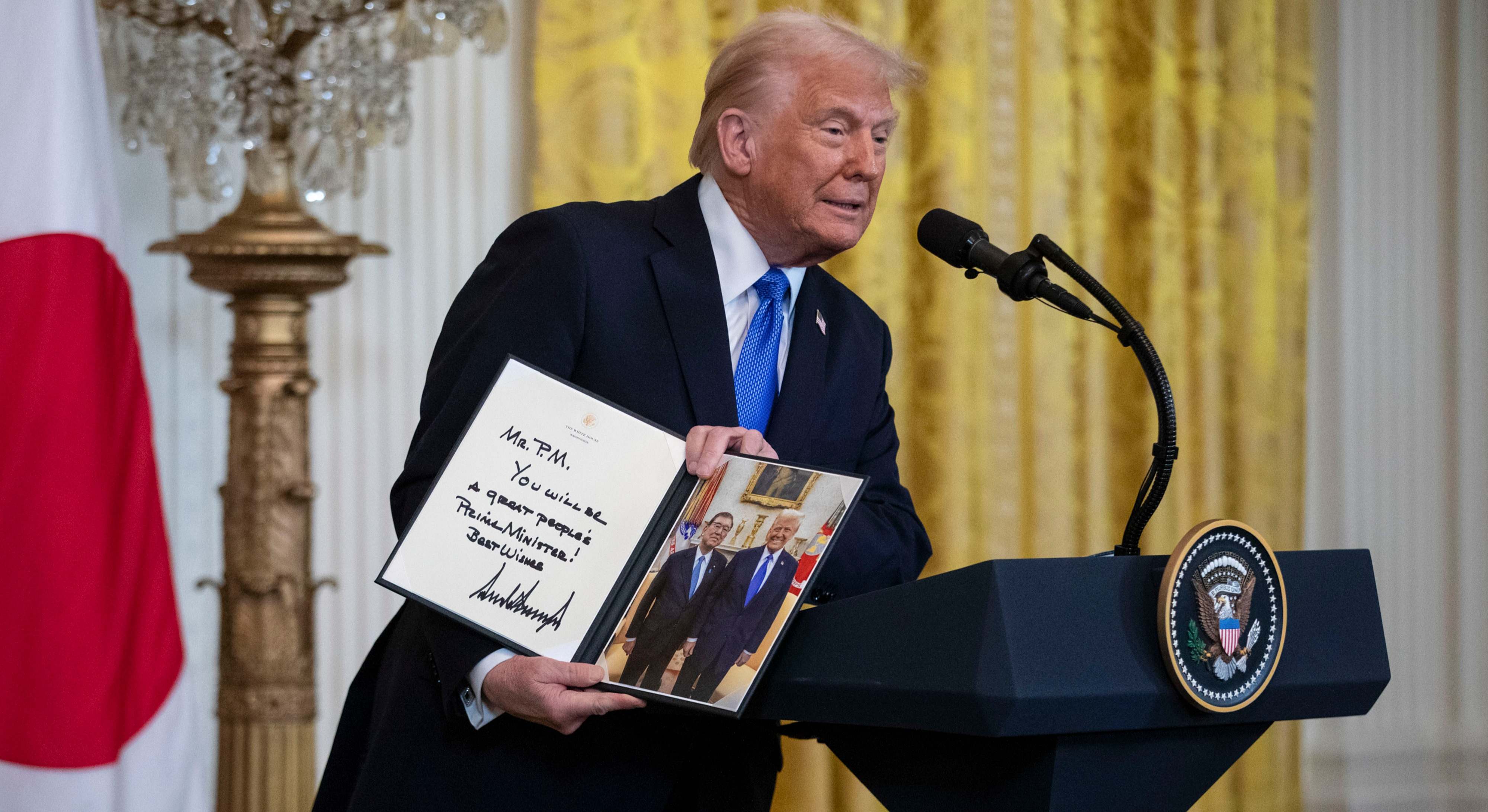 El presidente de Estados Unidos, Donald Trump, sostiene un regalo para Shigeru Ishiba, primer ministro de Japón, tras su reunión el viernes (Bloomberg)