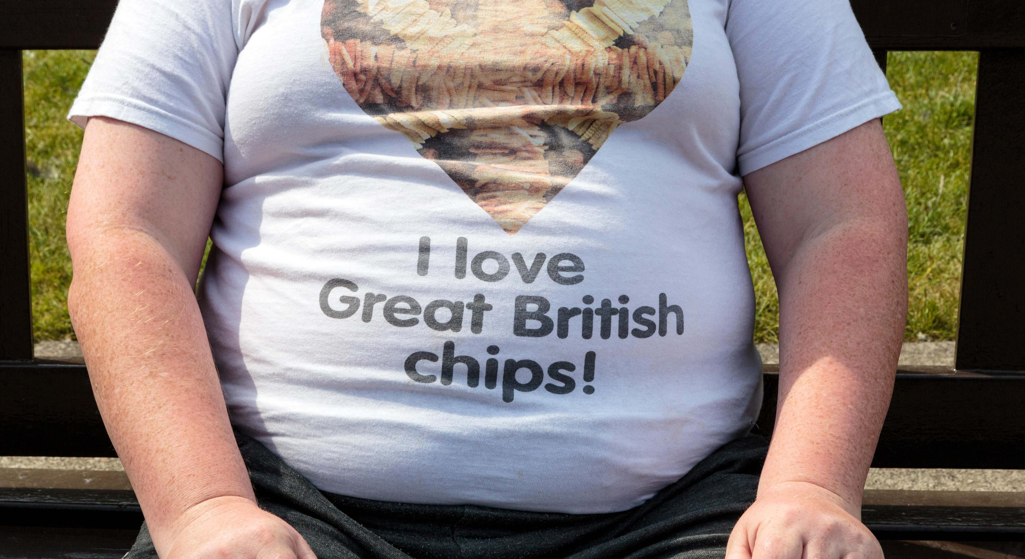 Hombre obeso con camiseta de patatas frita. Foto: Alamy