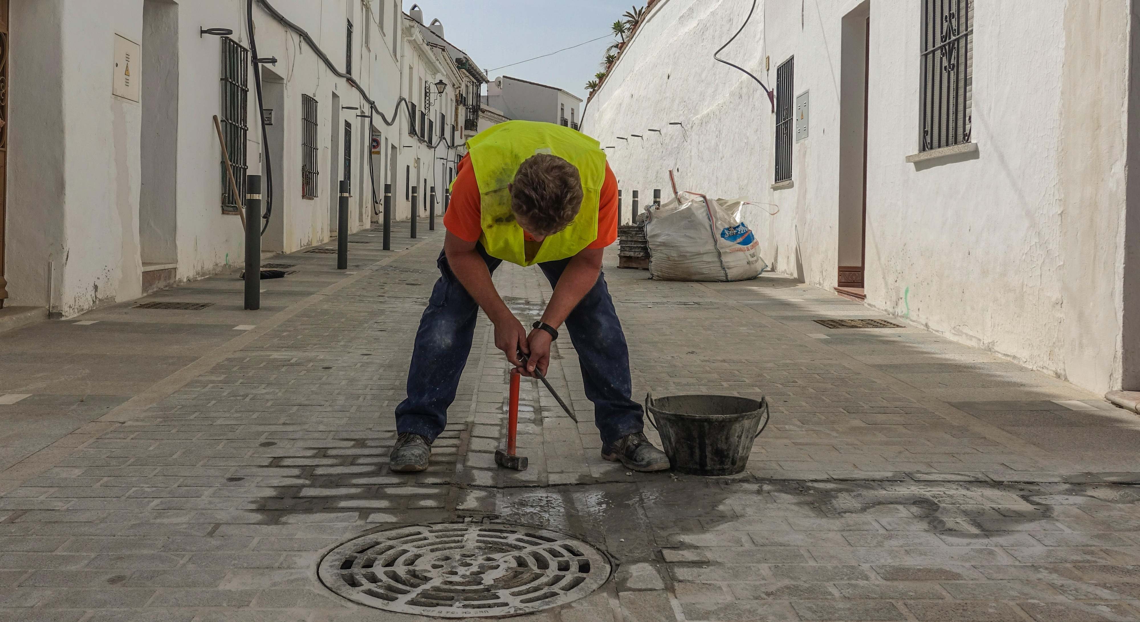 Obrero trabajando en una calle. Foto: Alamy