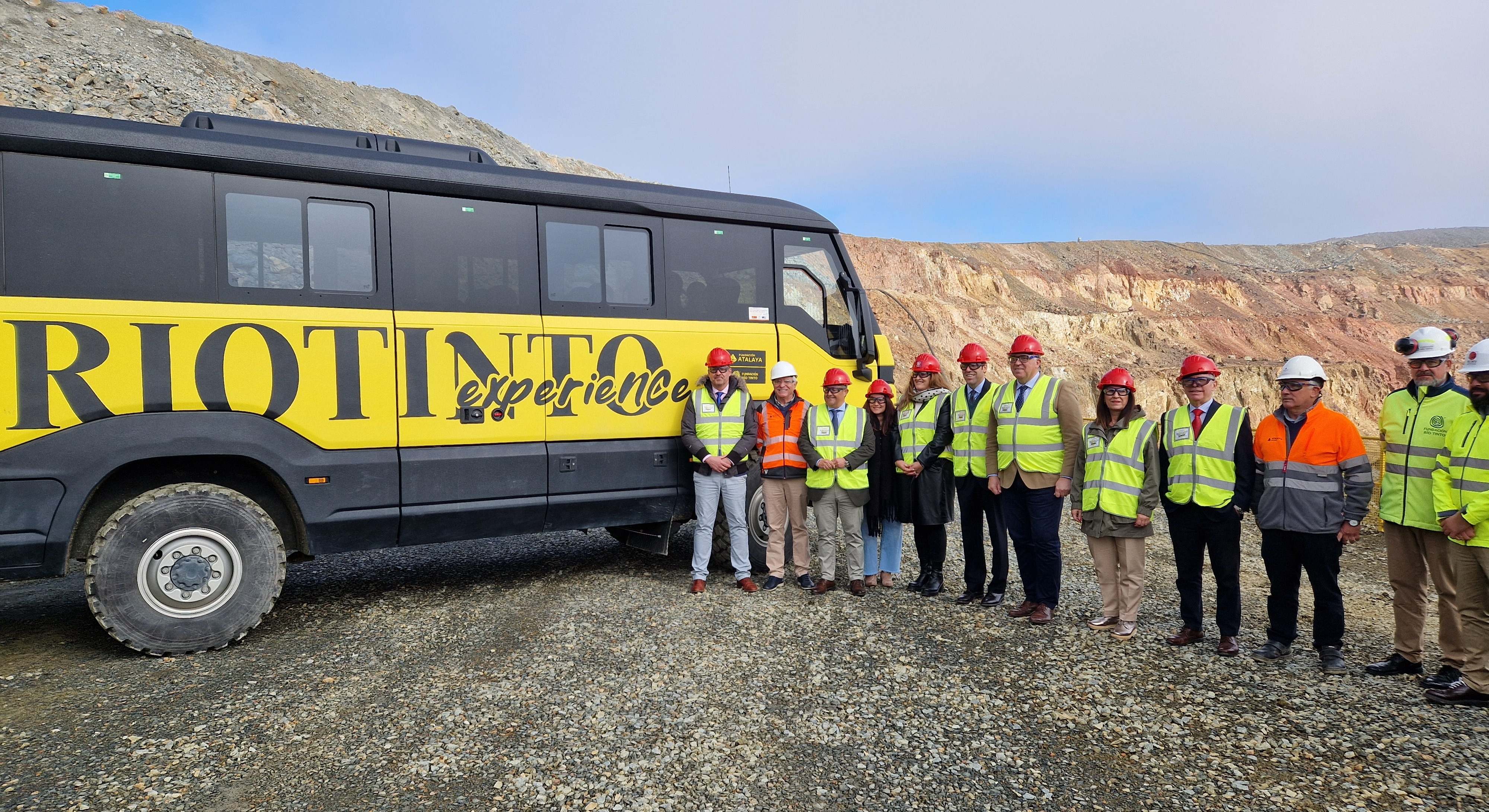Visitantes y vehículo especial de Riotinto Experience.