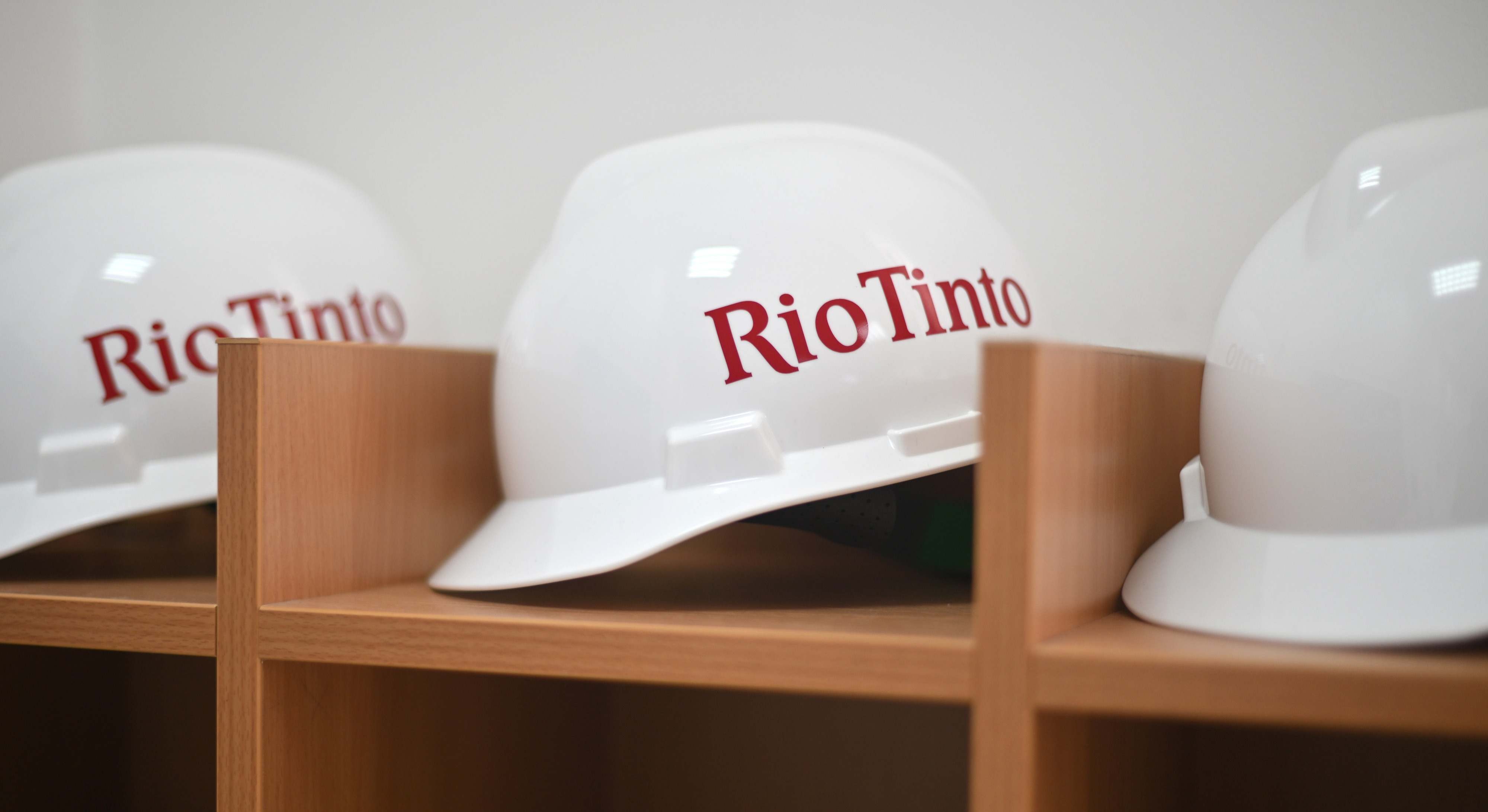 Cascos de empleados de Rio Tinto. Foto: Bloomberg
