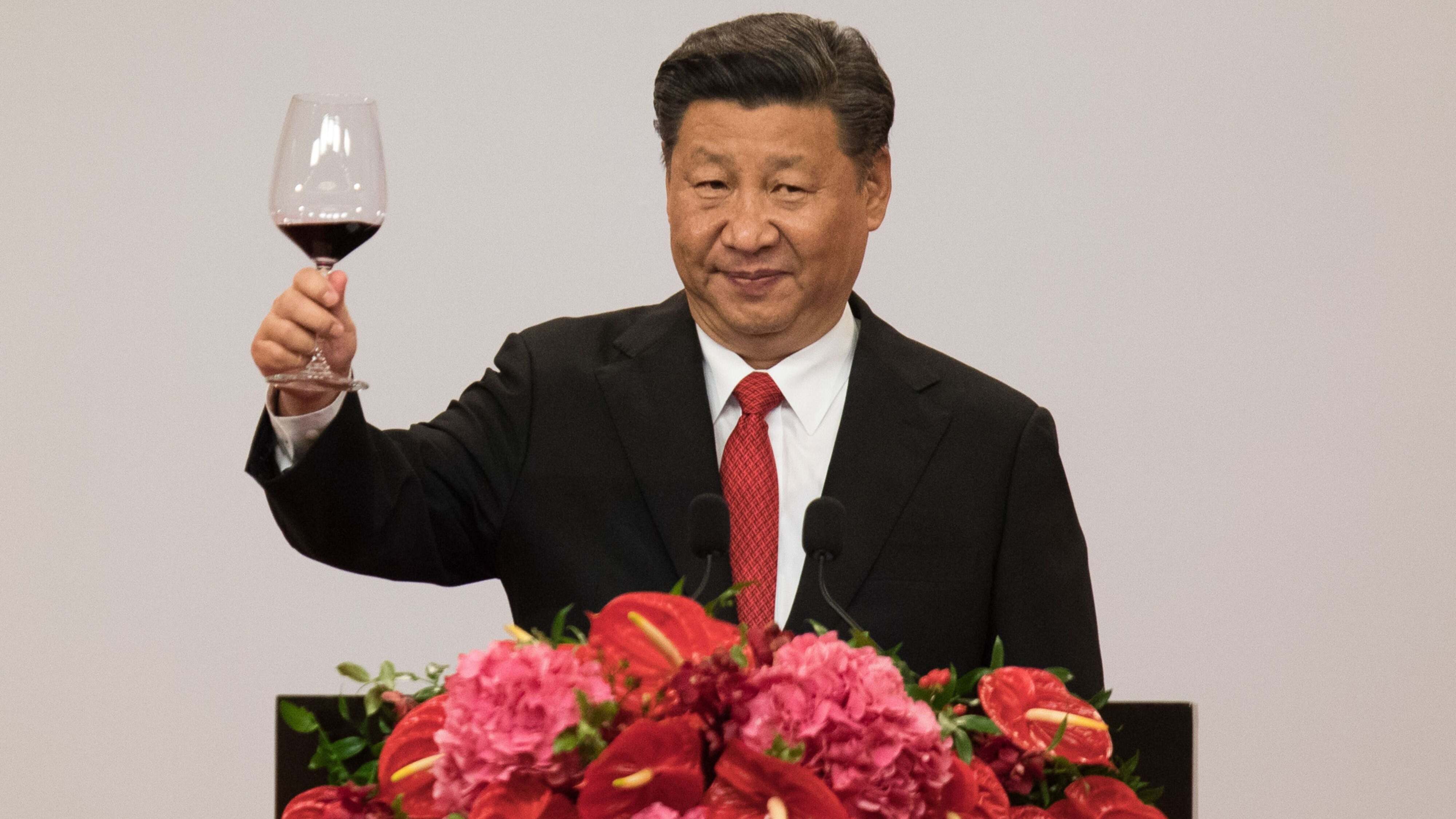 Xi Jinping brindando