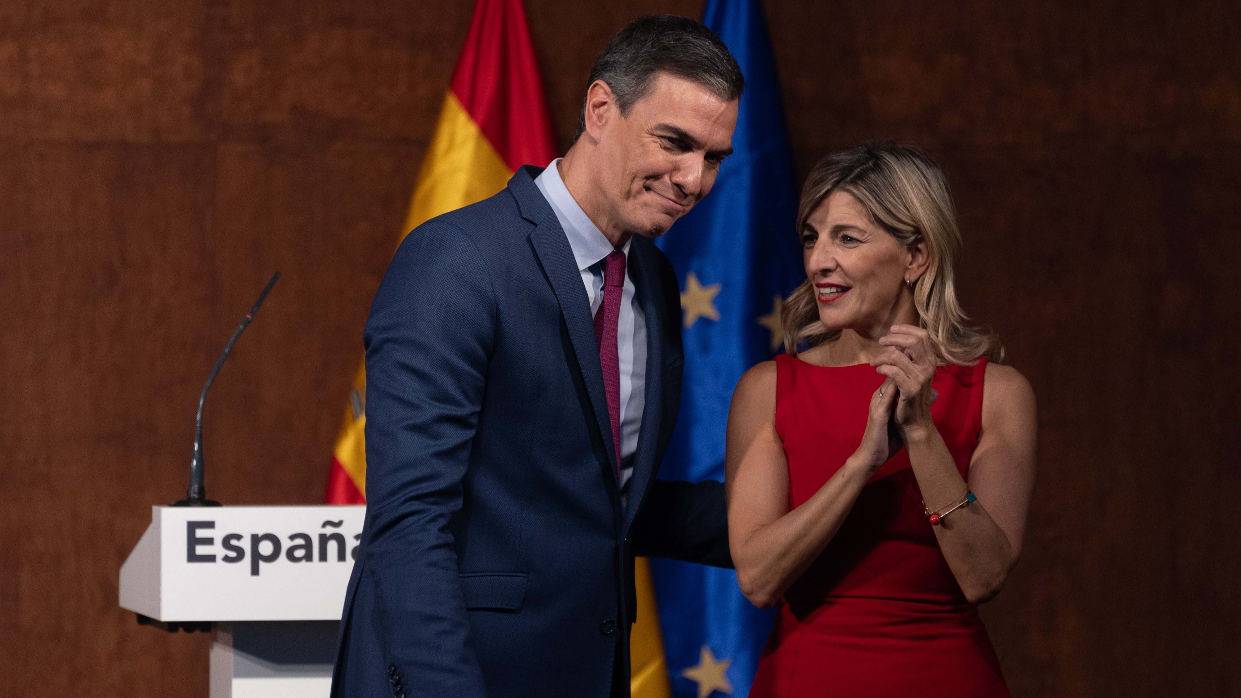 Pedro Sánchez y Yolanda Díaz en la firma del pacto de Gobierno. Foto: EP
